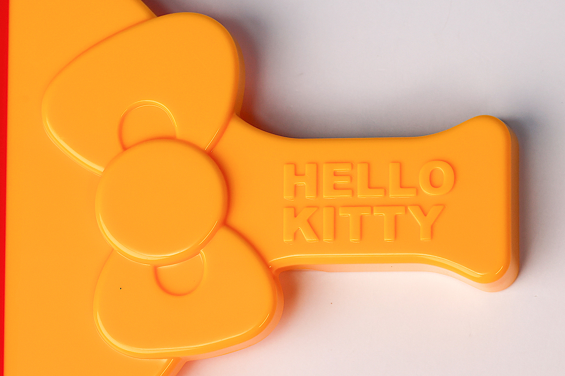 取っ手部分にもハローキティのロゴが描かれている