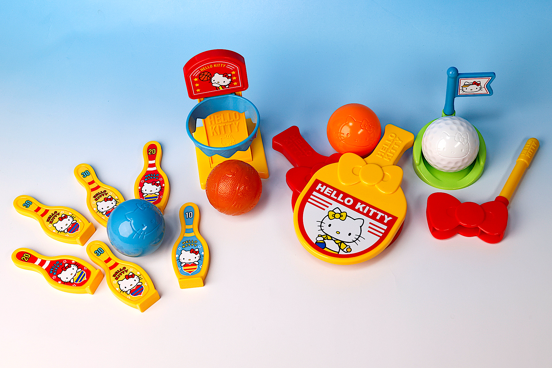 こちらが第1弾（9月13日〜9月26日）のハッピーセット「ハローキティ」に登場するおもちゃ。写真左から「ハローキティ ミニボウルリングセット」、「ハローキティ ミニバスケセット」、「ハローキティ ミニたっきゅうセット」、「ハローキティ ミニゴルフセット」