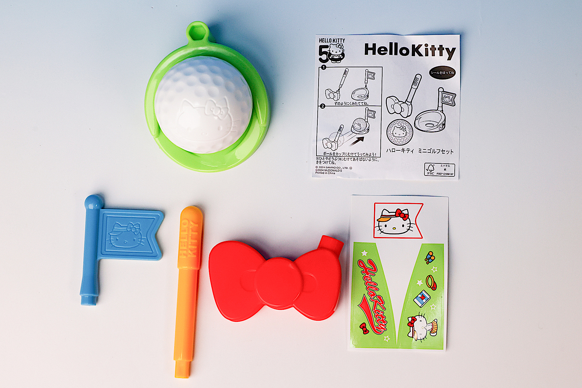 こちらが「ハローキティ ミニゴルフセット」のおもちゃ袋の中身だ