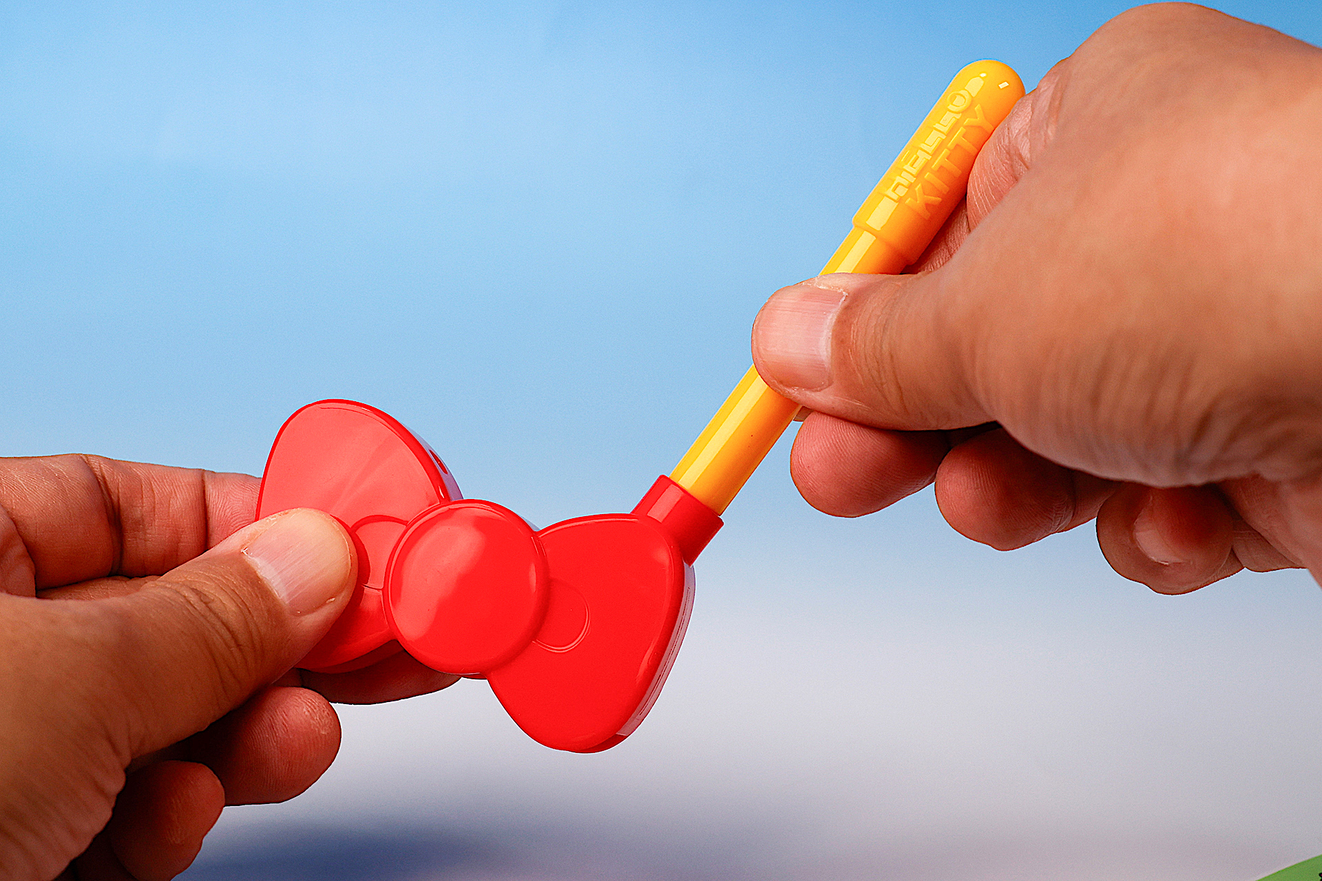 ゴルフパターとゴールはばらばらの状態になっているので、それぞれのパーツを組み合わせていこう