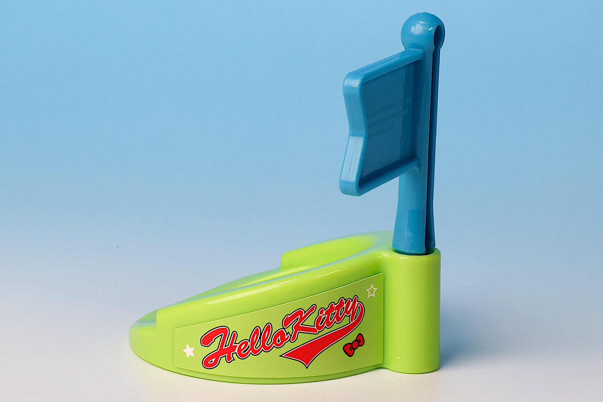 側面にはハローキティのロゴマークのシールを貼れる