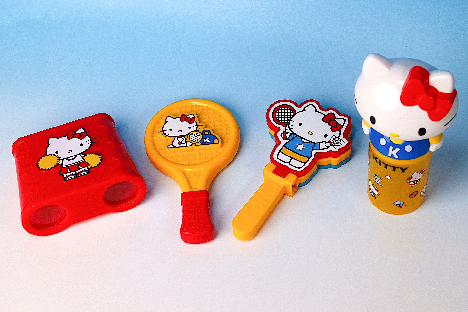 こちらが第2弾（9月27日〜10月10日）のハッピーセット「ハローキティ」に登場するおもちゃ。写真左から「ハローキティ そうがんきょう」、「ハローキティ くしつきラケットミラー」、「ハローキティ おうえんクラッパー」、「ハローキティ おしぼりケース」
