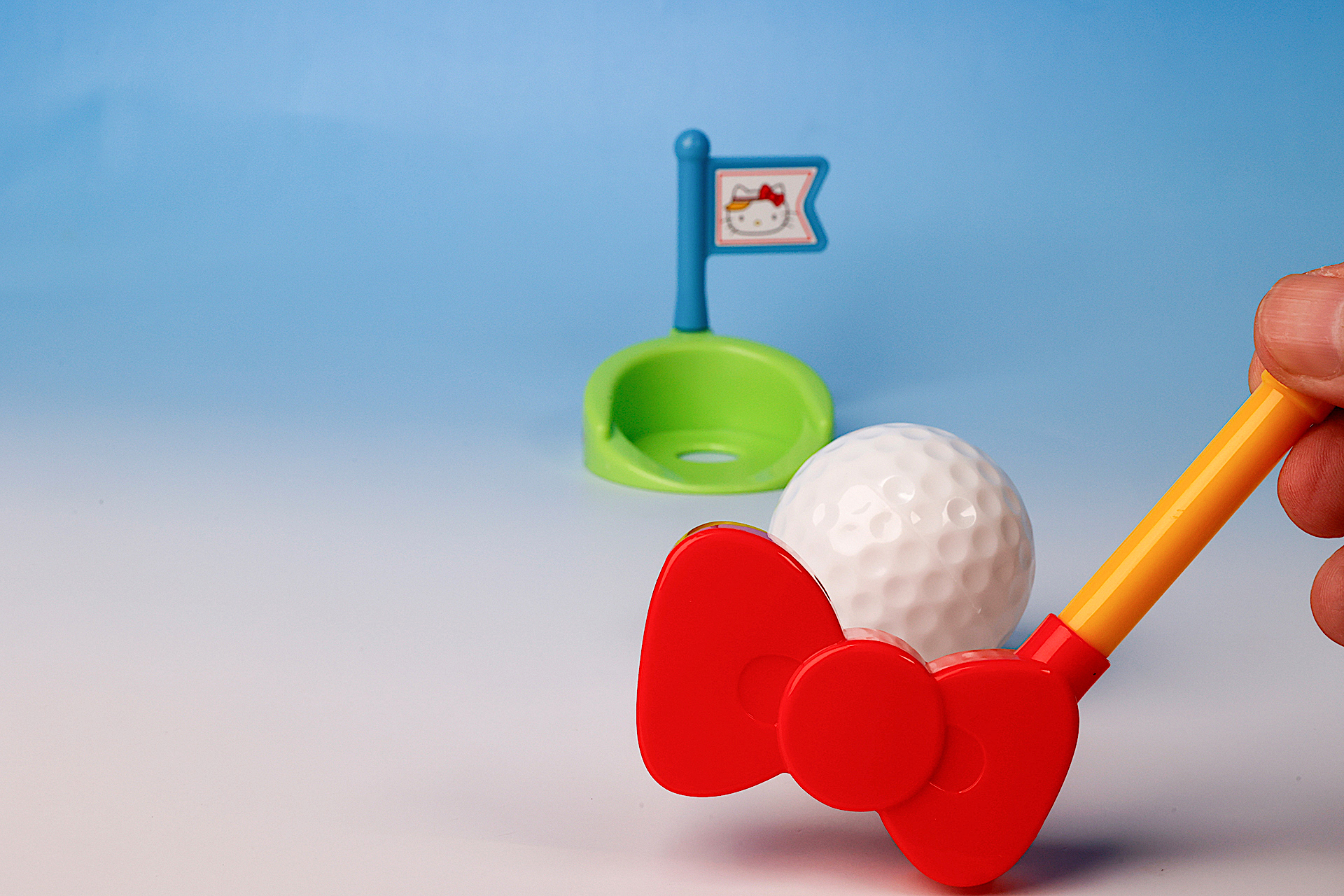 狙いを定めて、パターでボールを打とう