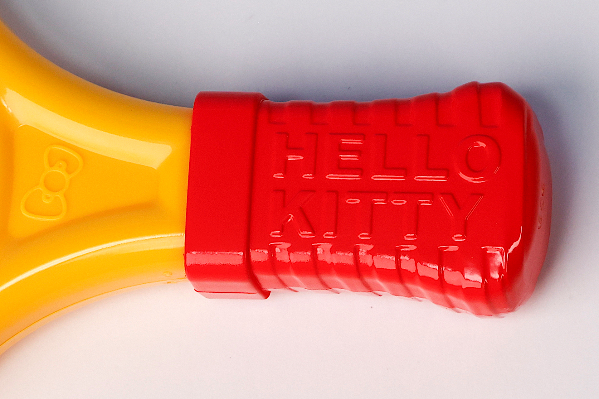 取っ手部分にはハローキティのロゴが描かれている