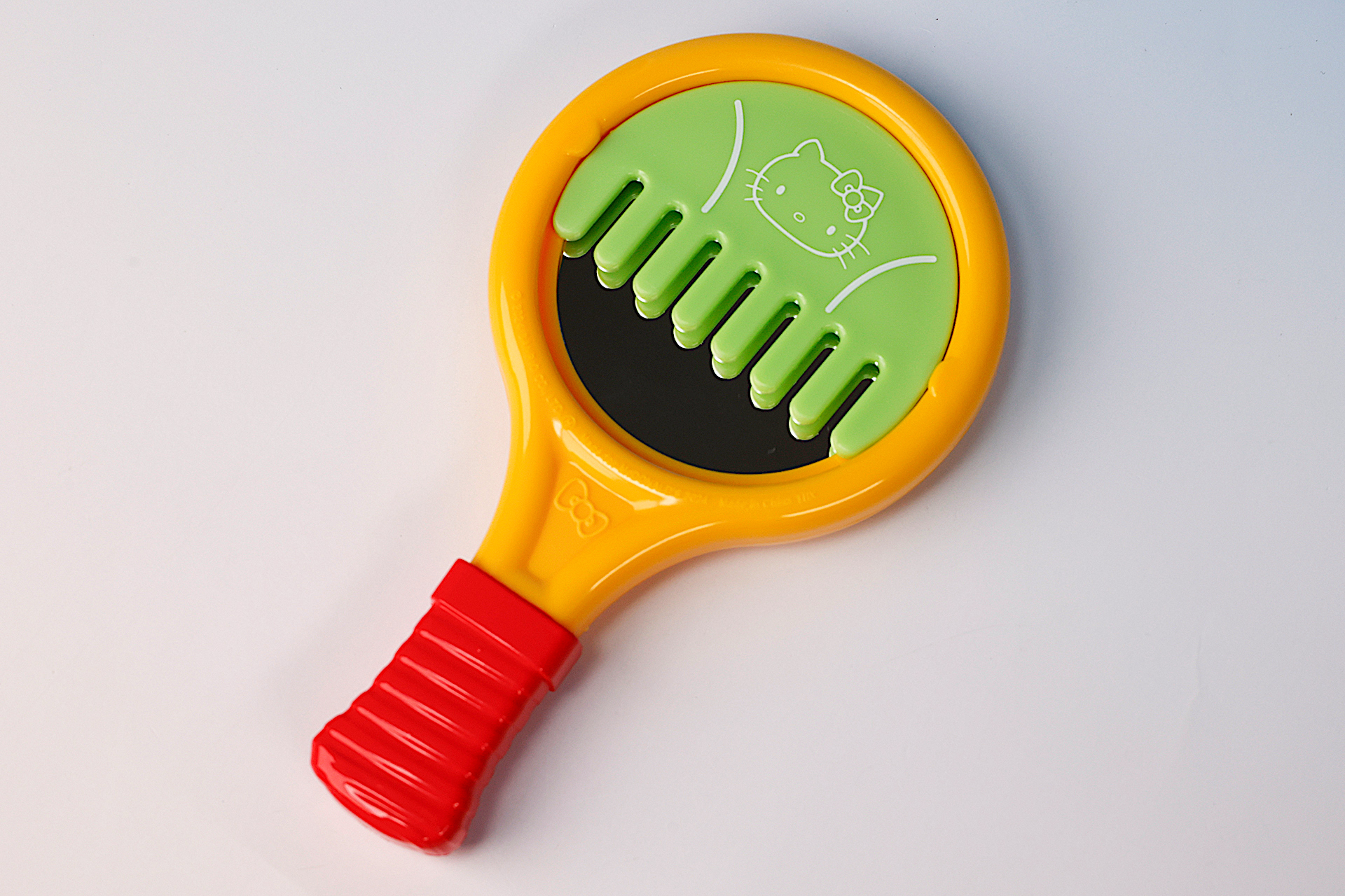 コームはこのようにミラーに取り付けておくことができる