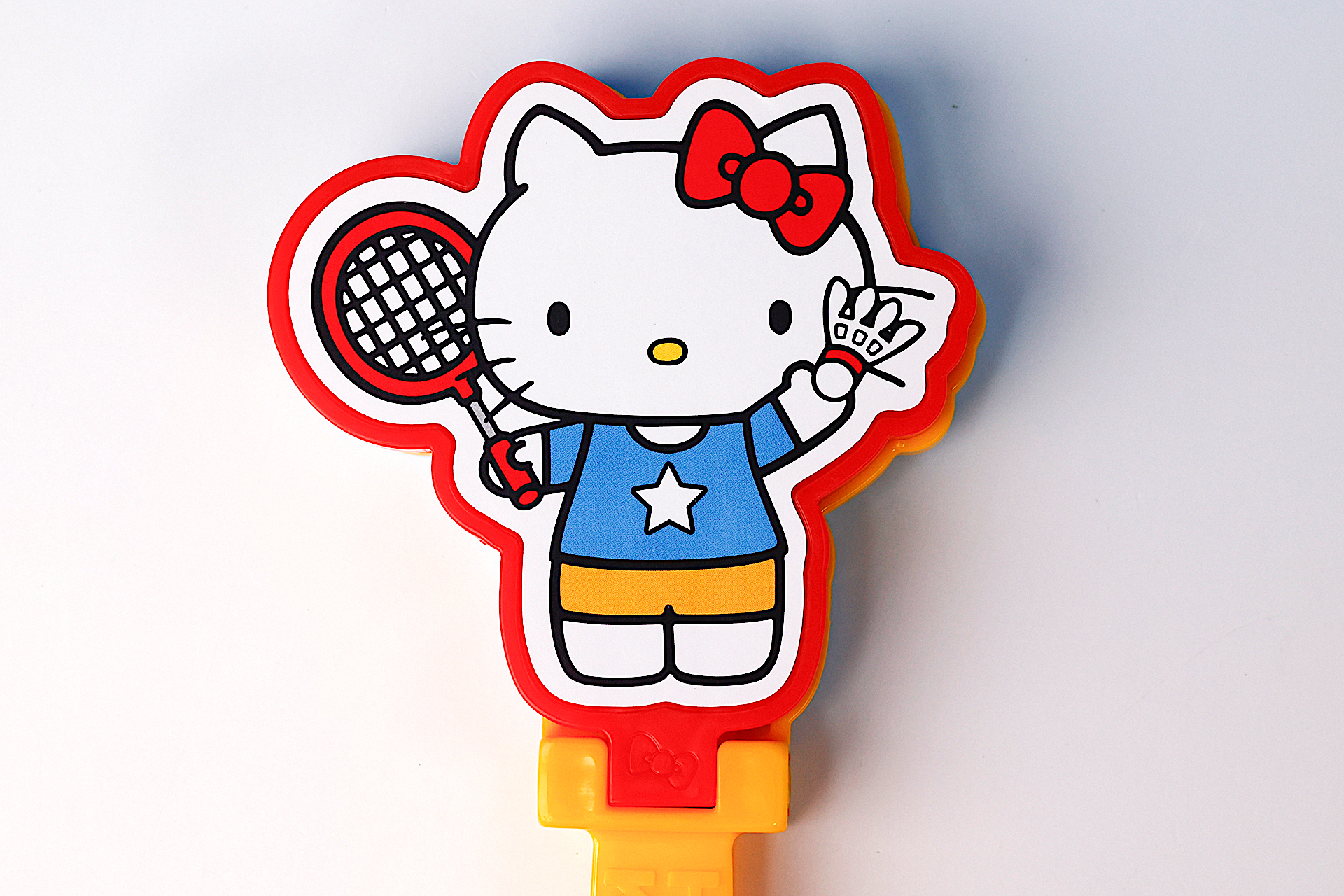 キティがバドミントンをしている姿が描かれている