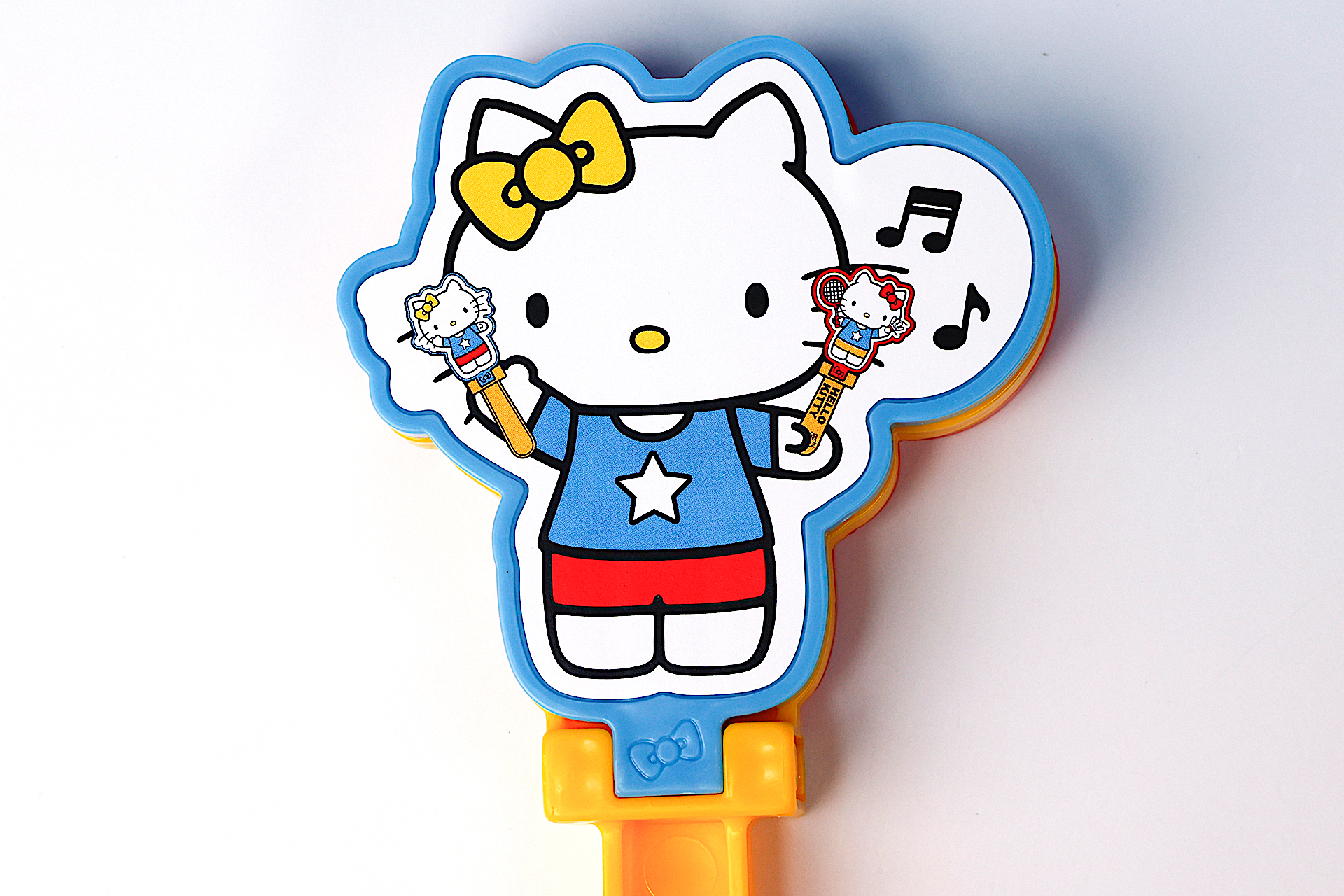 ミミィがこちらのクラッパーのようなおもちゃを手に持っている