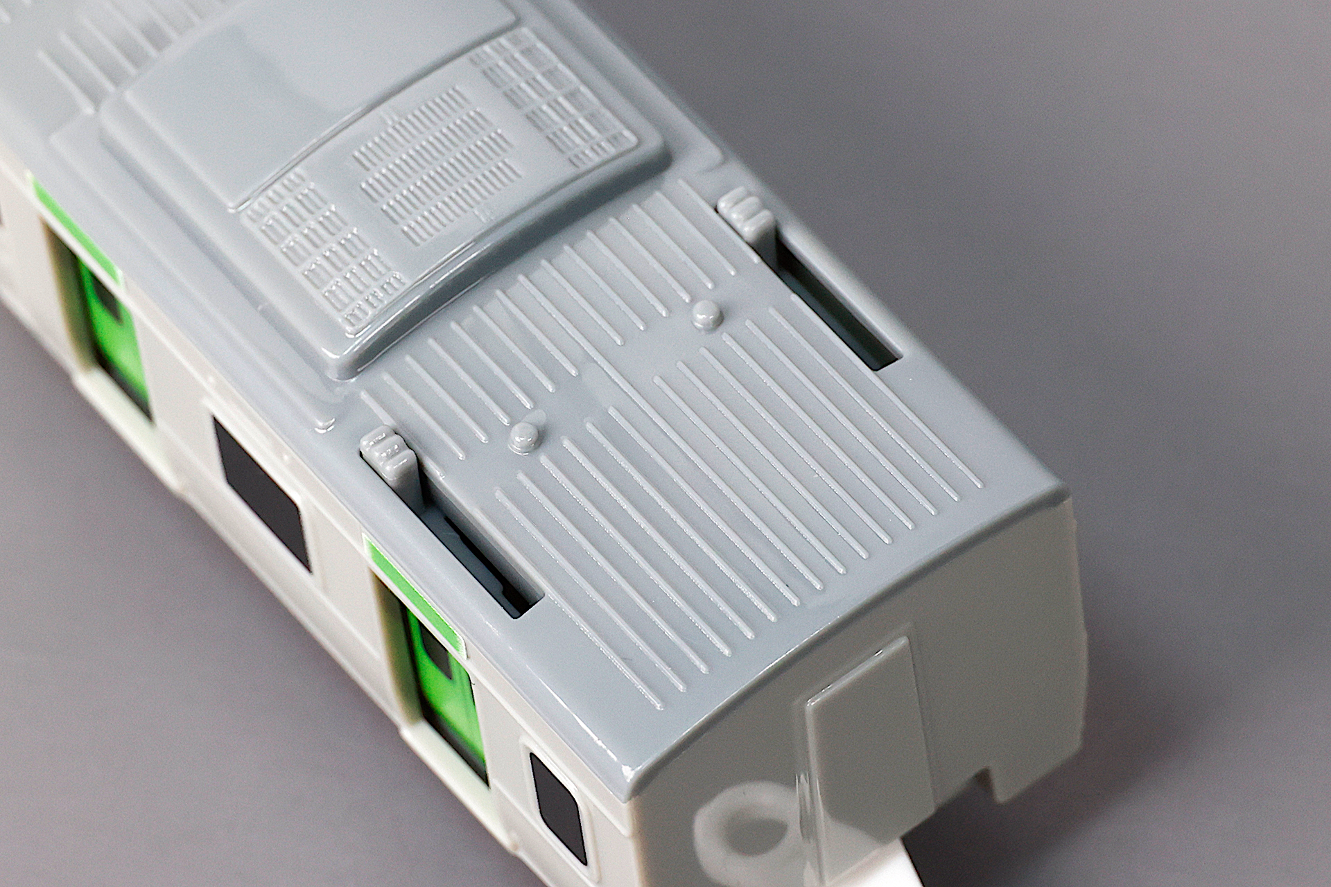 屋根には左右それぞれのドアを開くためのレバーが付けられている