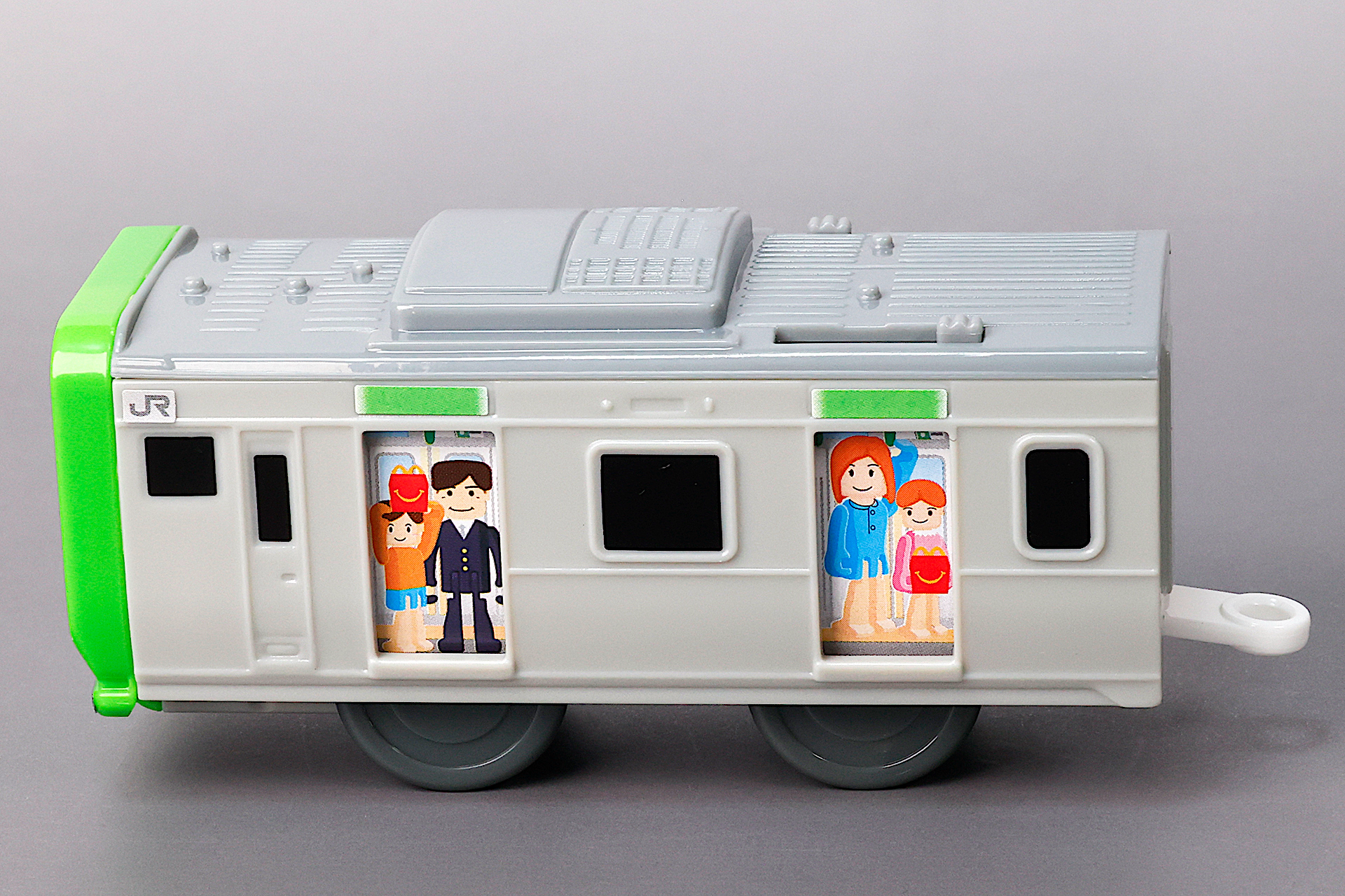 左右で異なる乗客の姿が描かれている