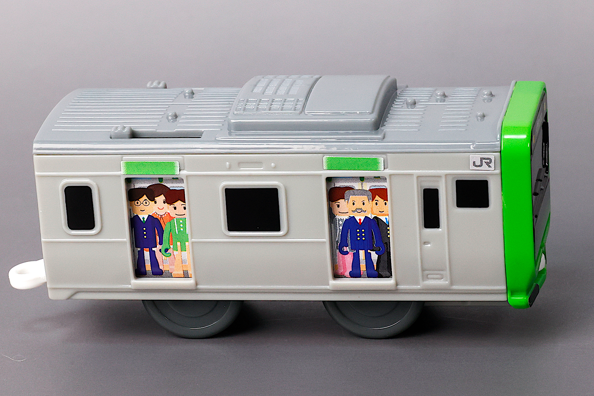 実際の電車も駅によって片側のドアが開く場合が多いので、それを再現できるところも面白い