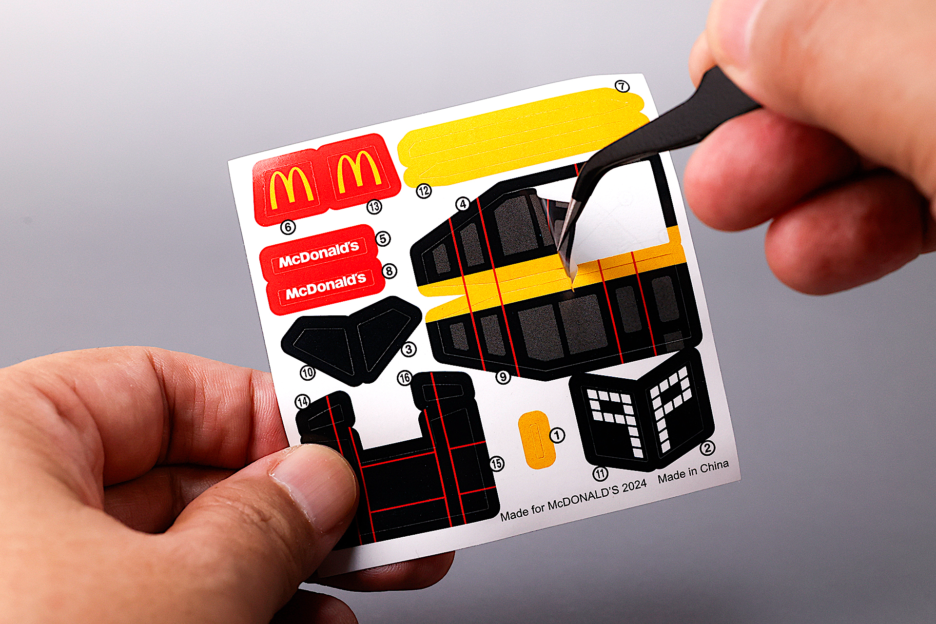 シールを貼って車両を完成させよう！