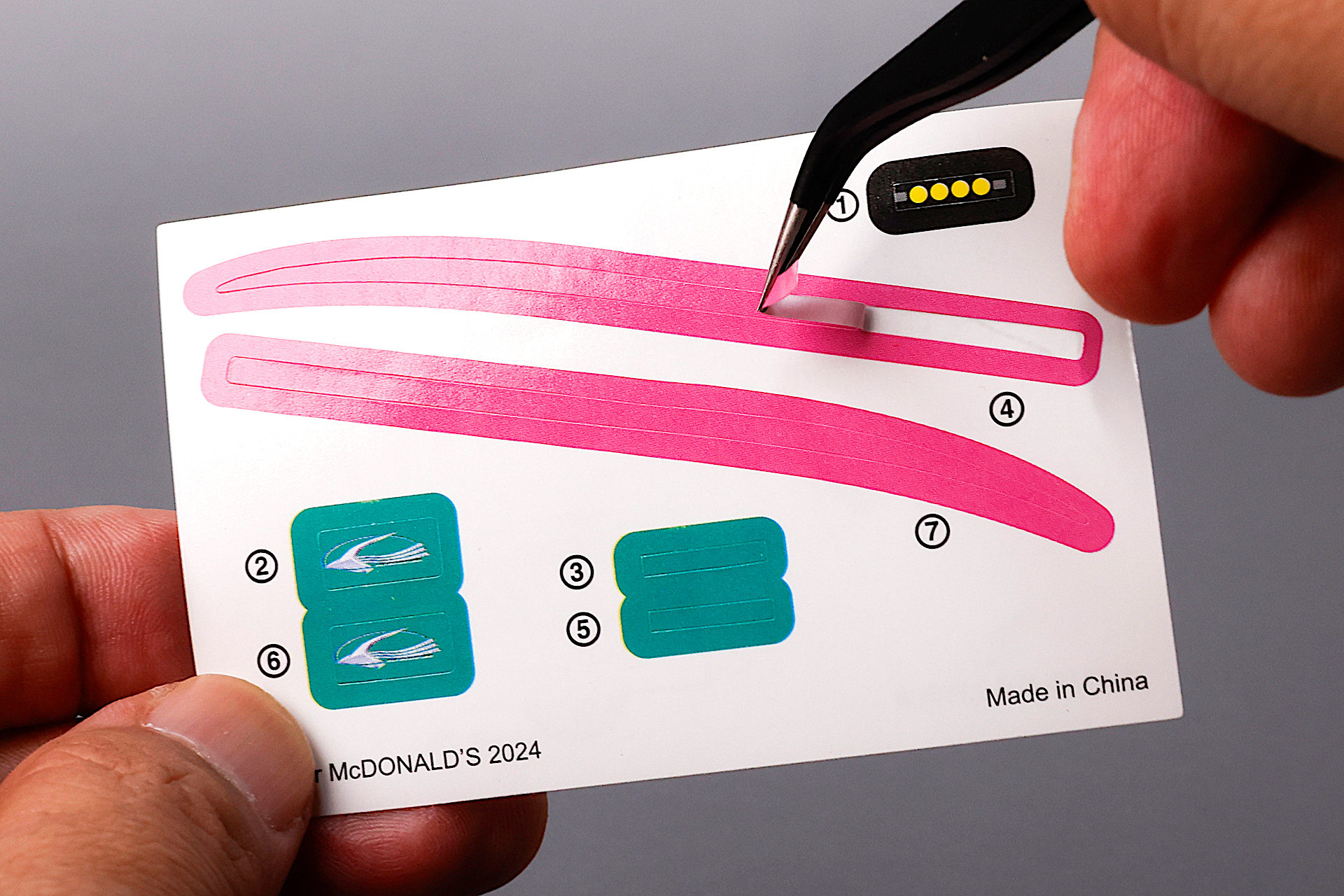 遊び始める前に、車両にシールを貼ろう