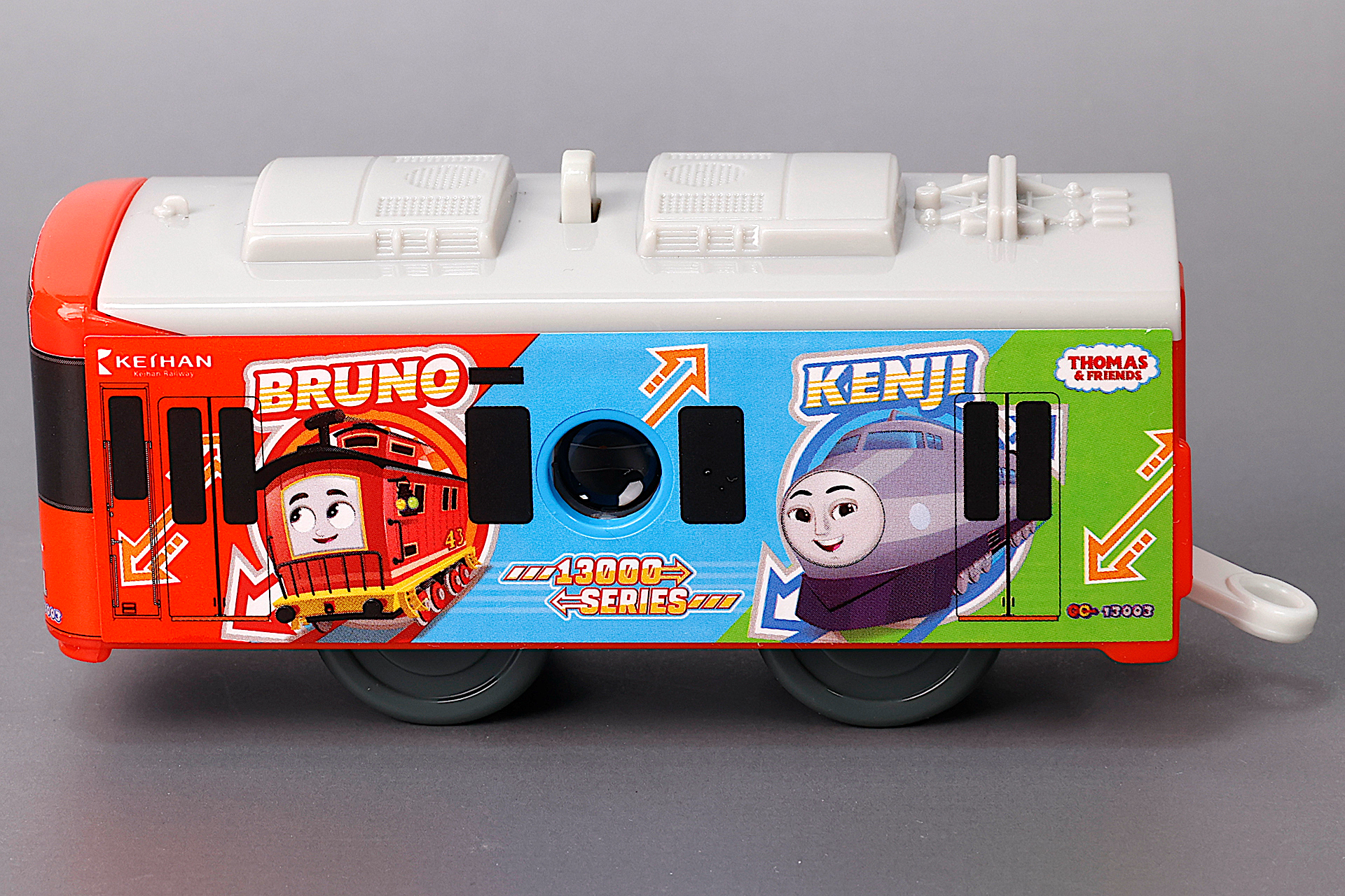 中央の丸い穴が、中を覗くことができるレンズだ