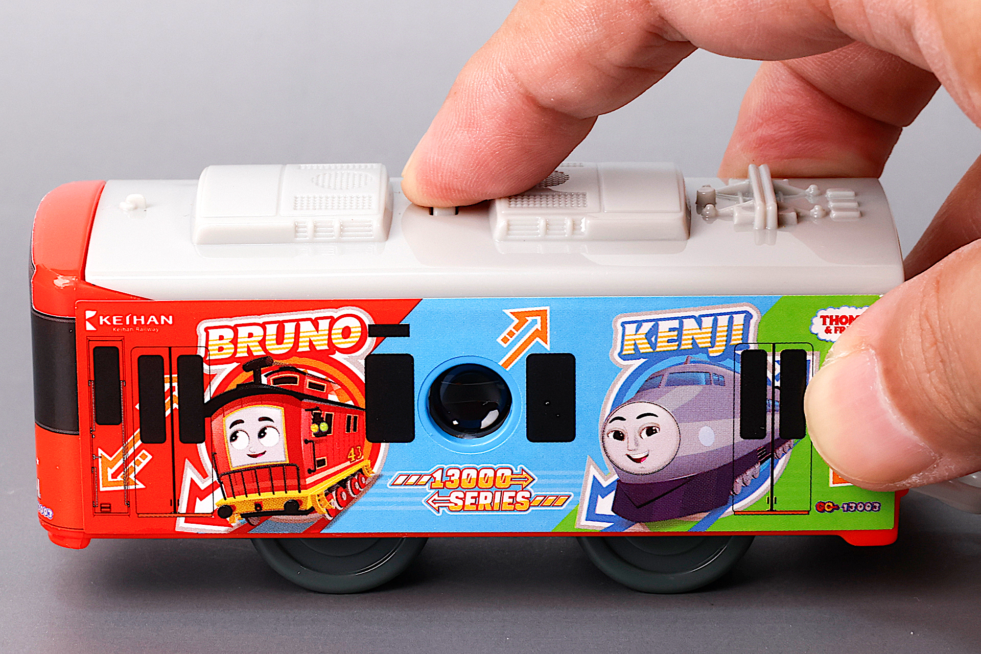 屋根の上にあるボタンを押すと絵柄が変わる