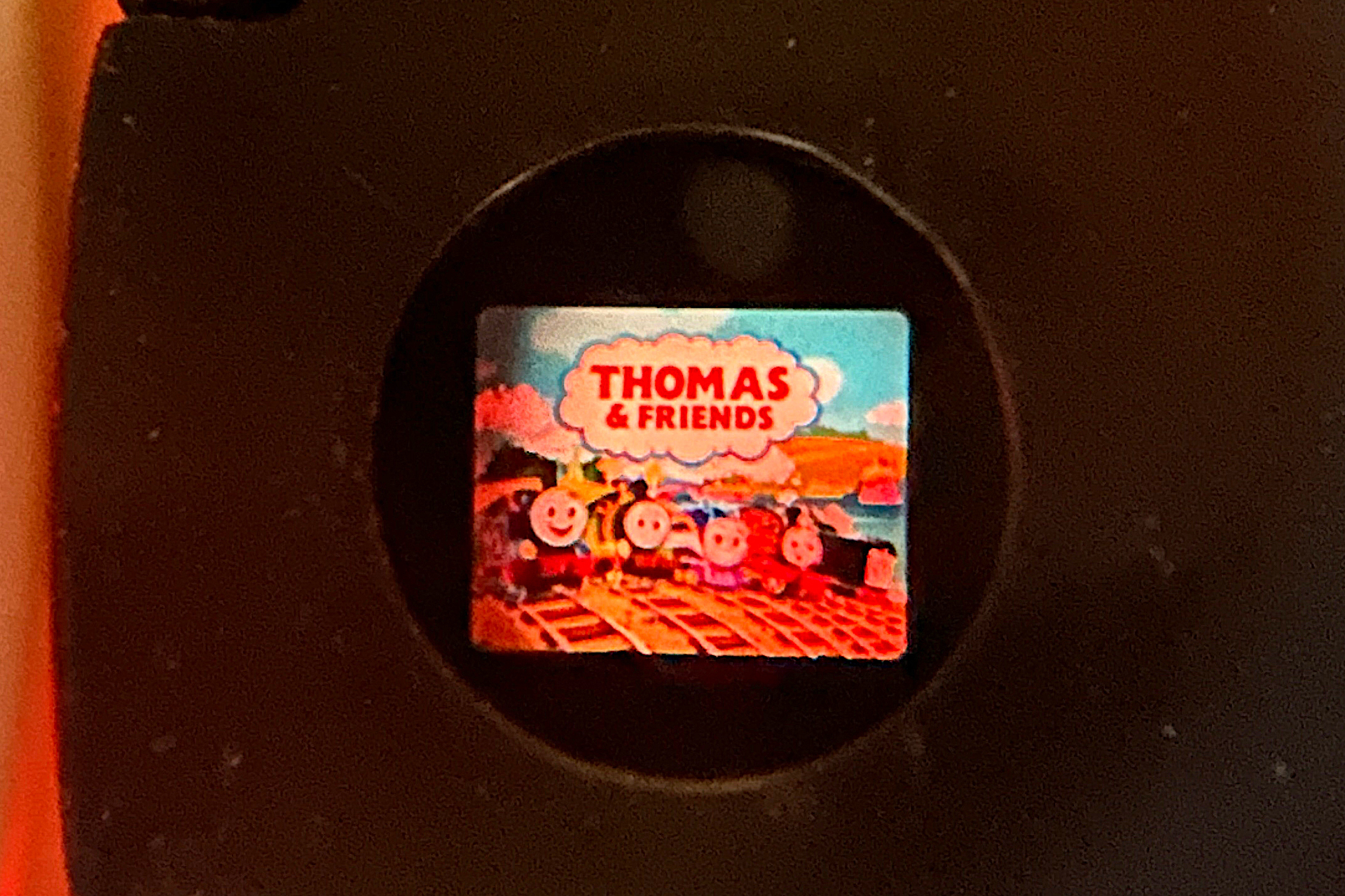 レンズを覗くとこのような絵柄が見られる