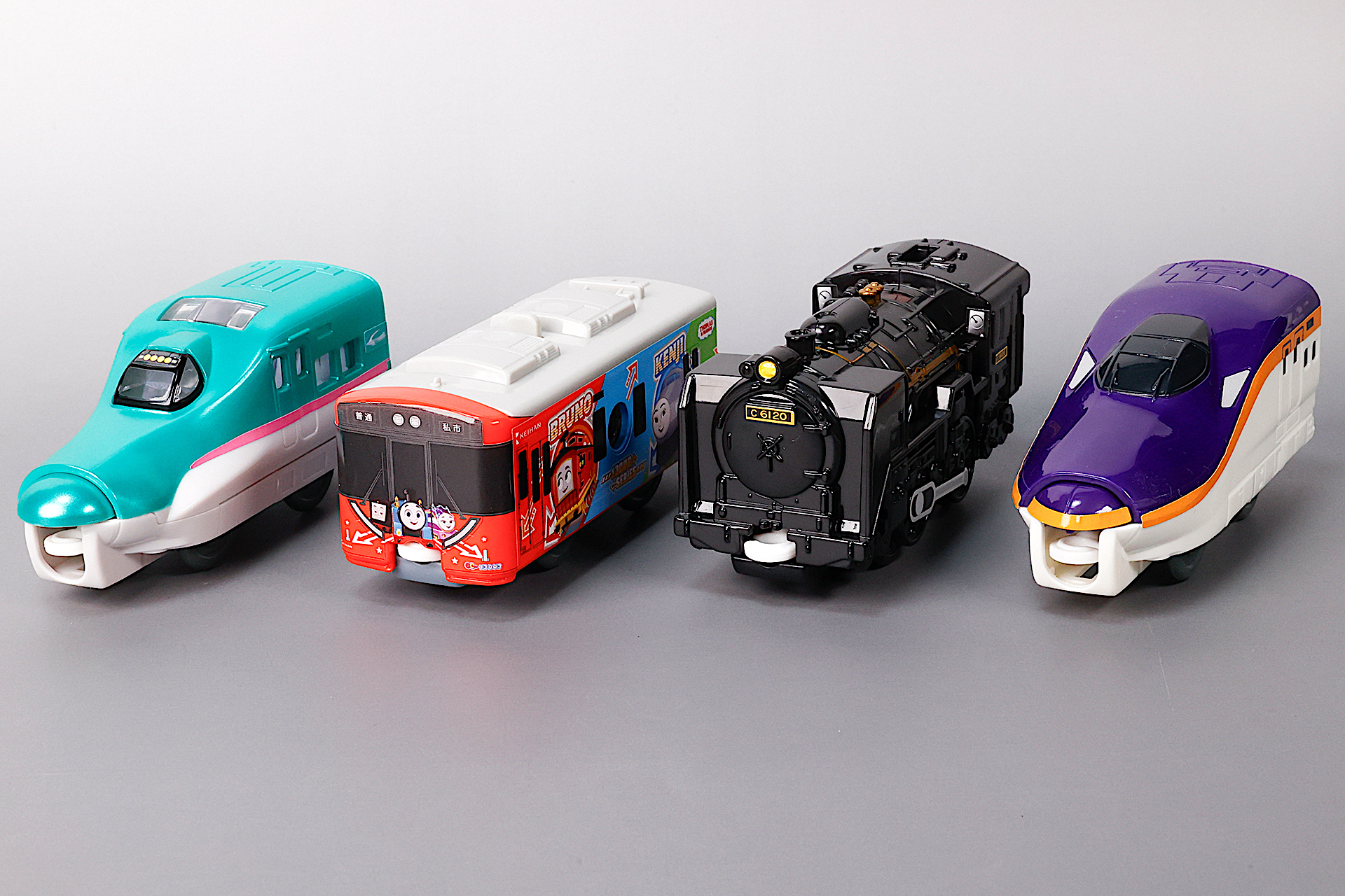 こちらが第1弾（9月13日〜9月26日）のハッピーセット「プラレール」に登場するおもちゃ。写真左から「E5系新幹線はやぶさ」、「京阪電車 13000系きかんしゃトーマス号」、「C61 20号機蒸気機関車」、「E8系新幹線つばさ」