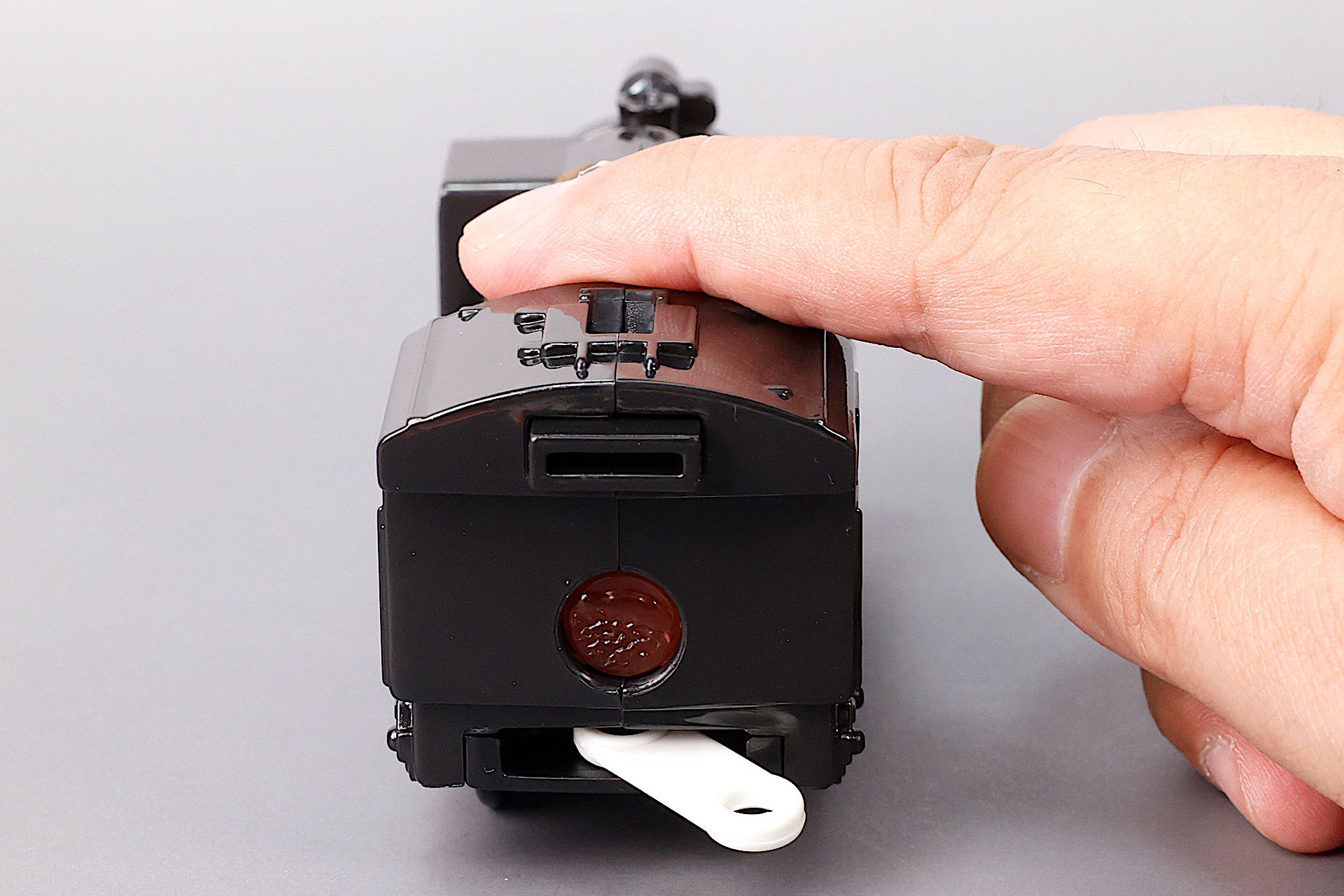 屋根を指で押さえると、火室が暗くなる