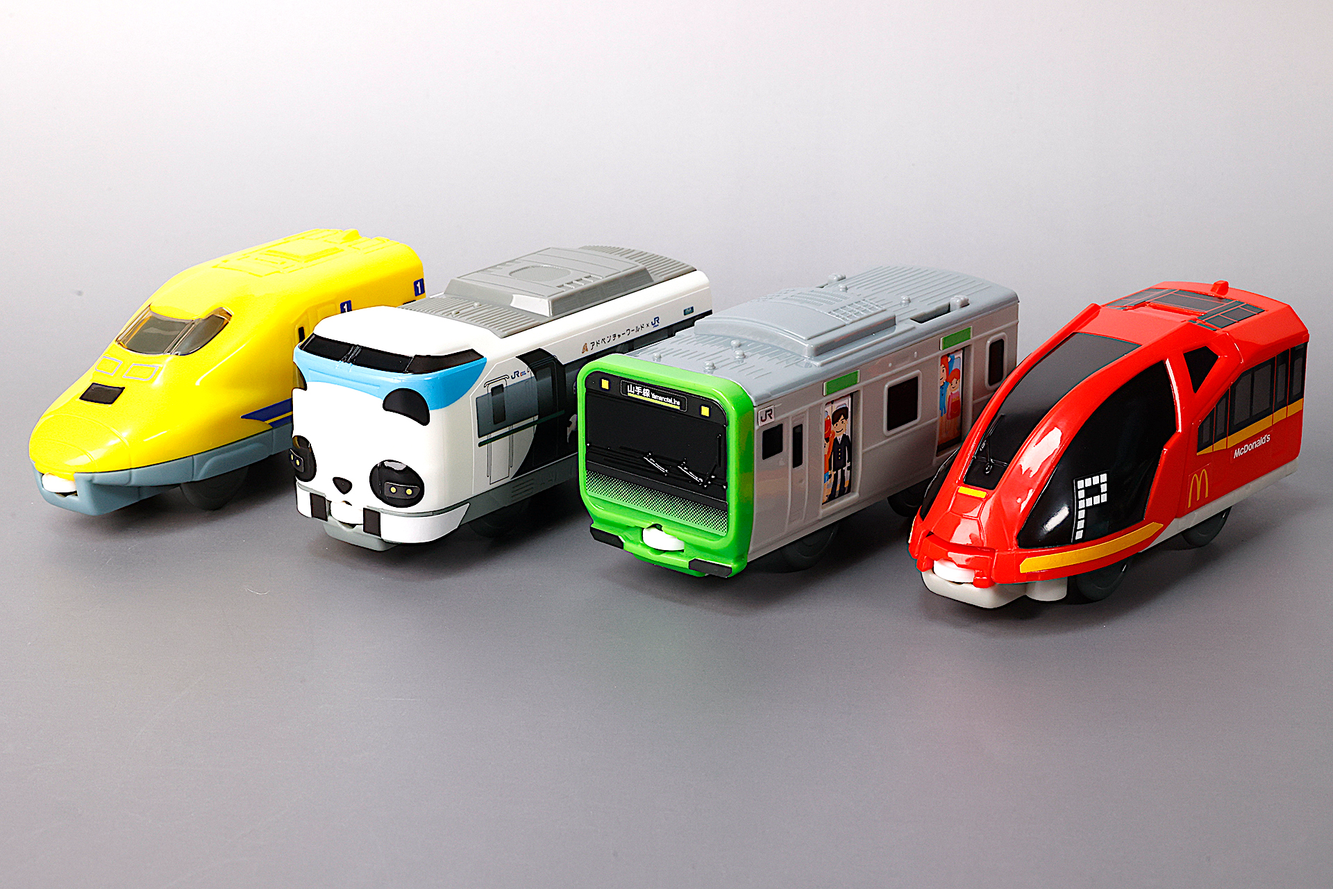 こちらが第2弾(9月27日〜10月10日)のハッピーセット「プラレール」に登場するおもちゃ。写真左から「923形ドクターイエロー」、「パンダくろしお『Smile アドベンチャートレイン』」、「E235系山手線」、「レッドストリームスペシャルカラー(マクドナルド)」