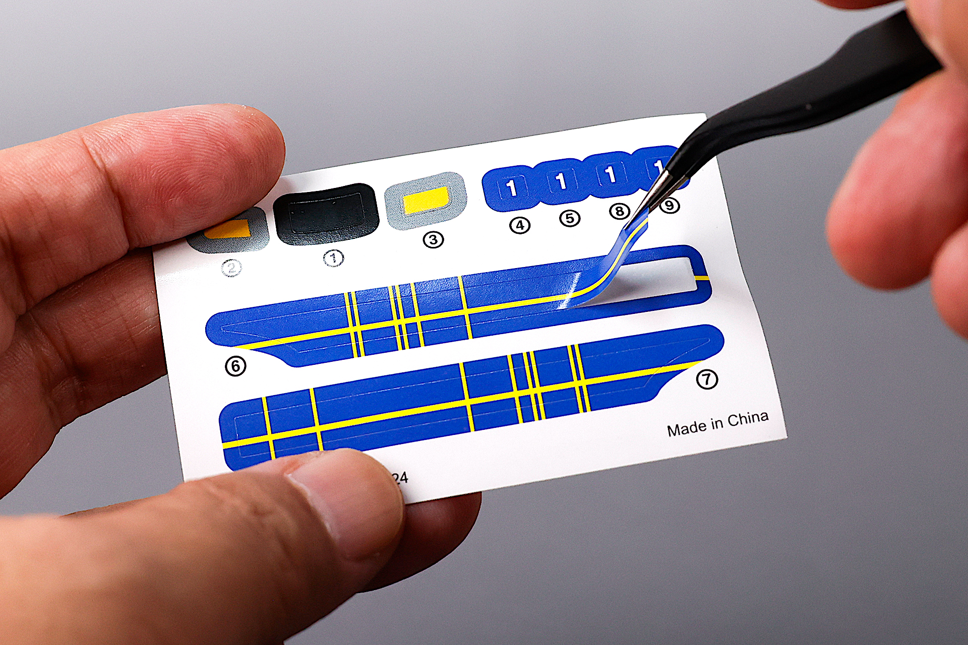 ピンセットなどを利用すると貼りやすい