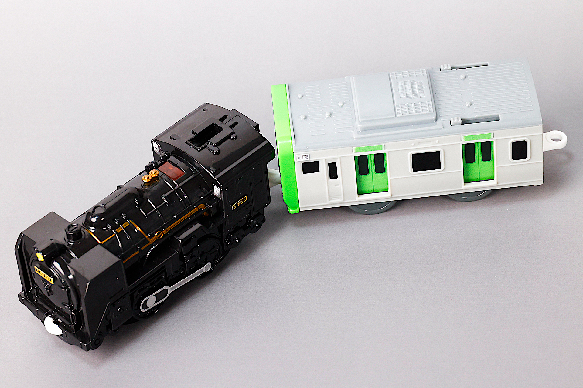 普段見ることのない組み合わせで、車両同士を連結させて遊ぼう!