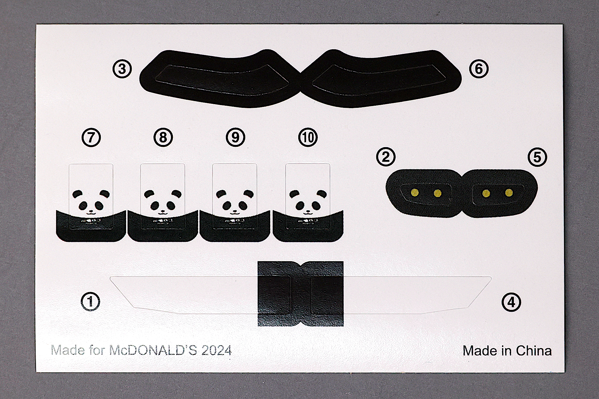 車両の外側と内側に貼るためのシールが付属している