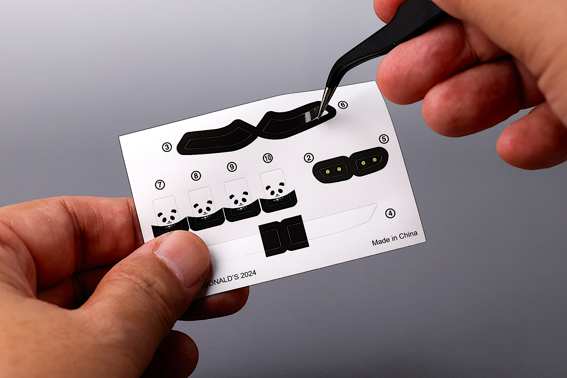 ひとつずつ丁寧に貼っていこう