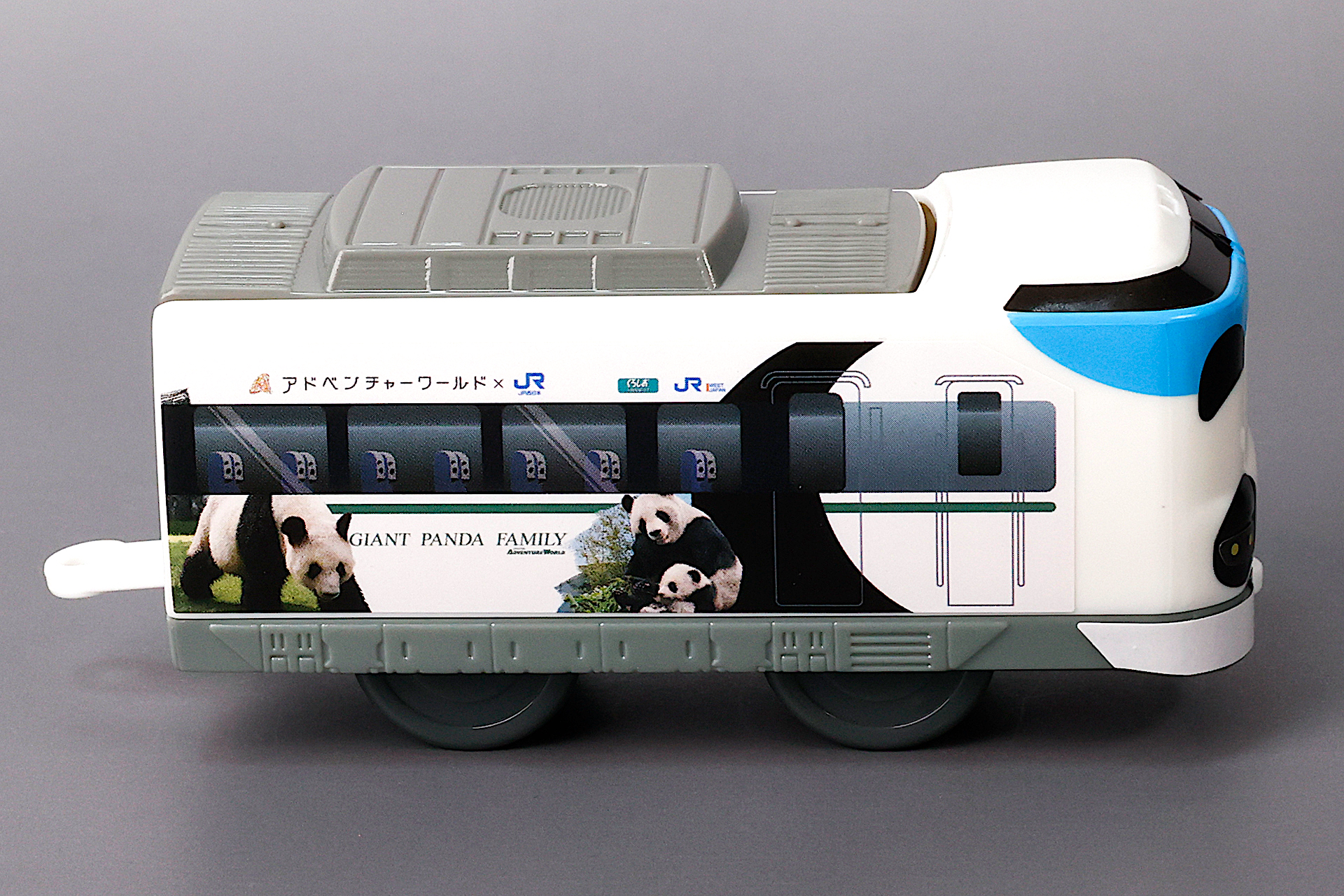 左右で側面にラッピングされているパンダの写真が異なっている