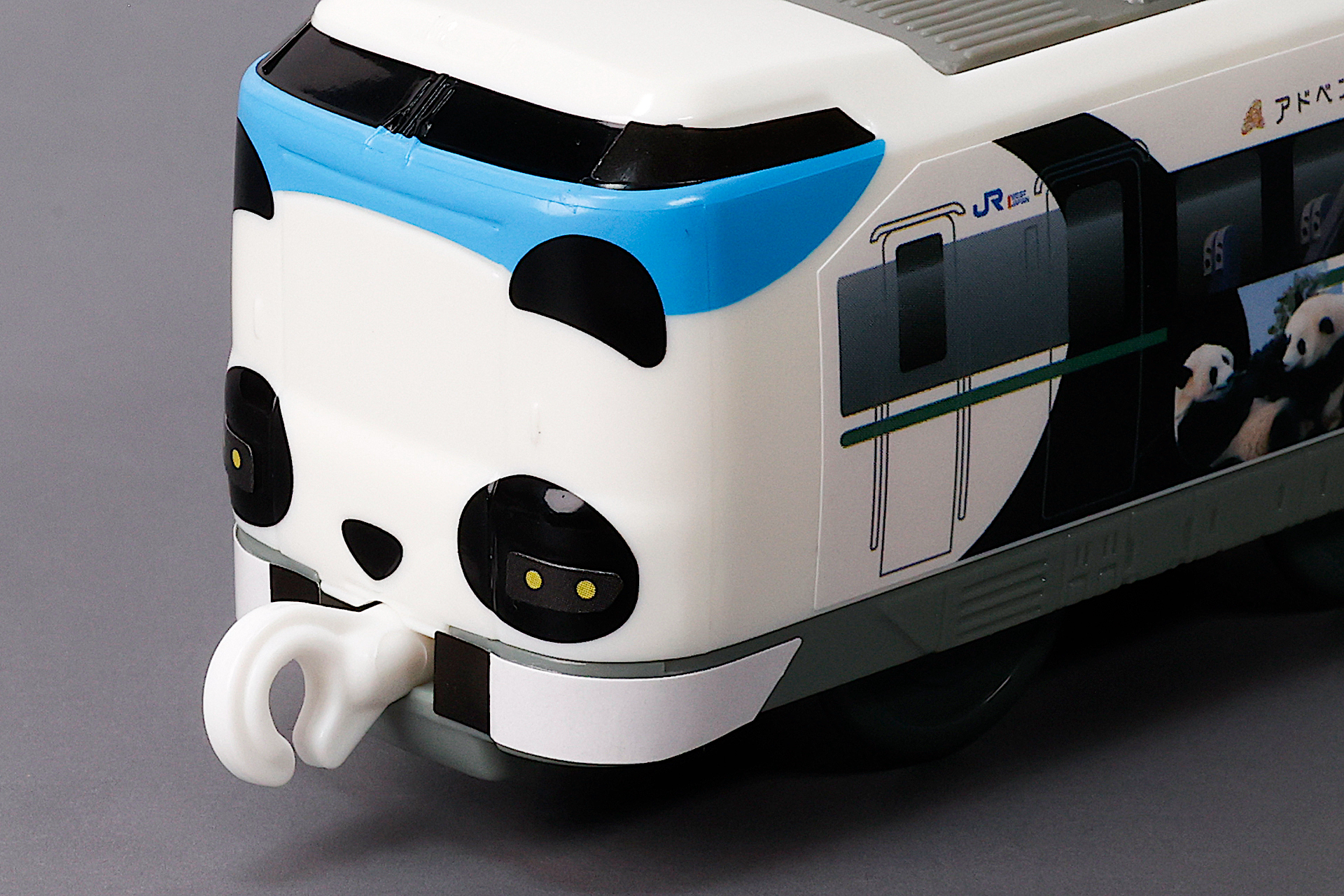 連結器を回転して他の車両と繋げることができる