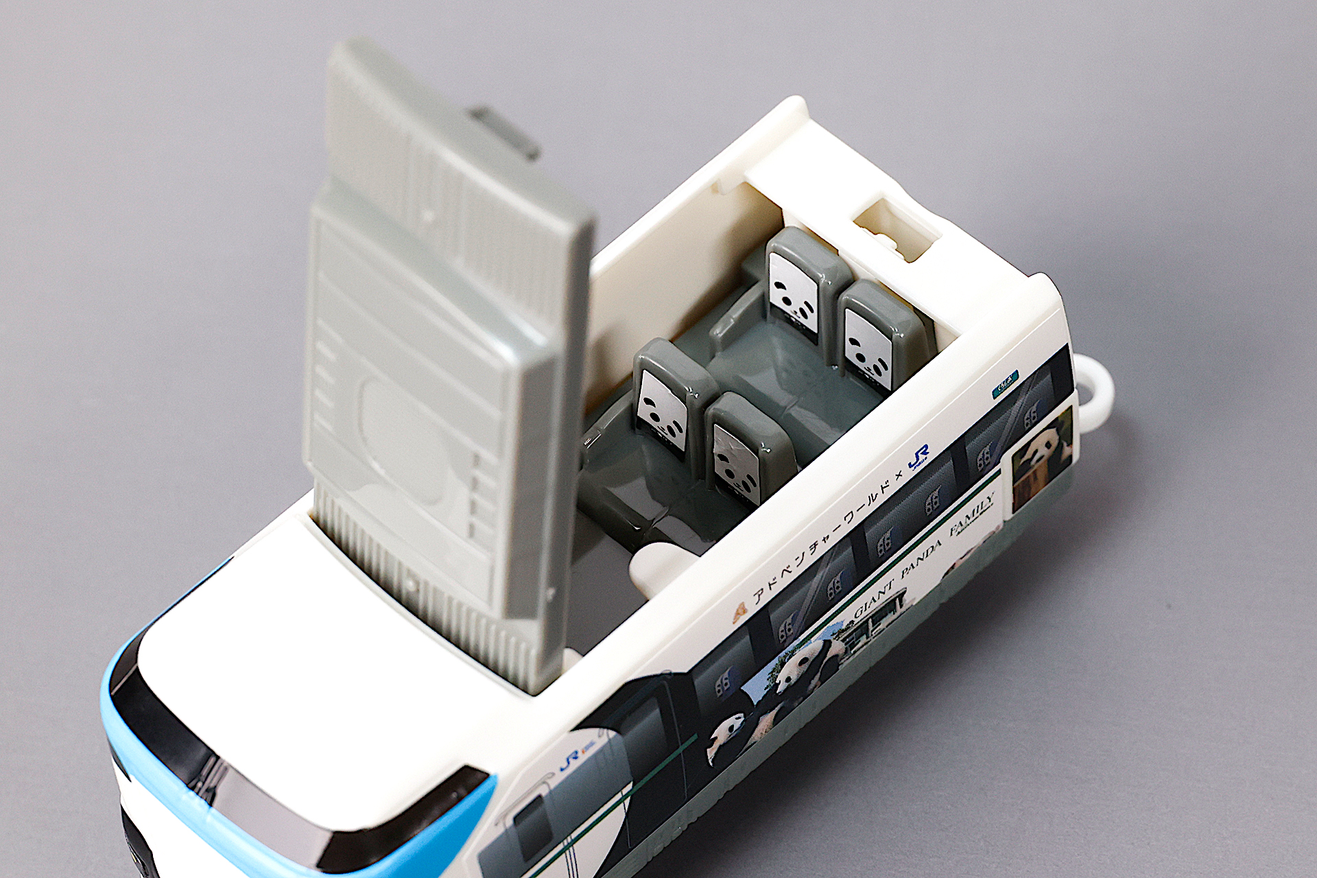 座席のヘッドカバーも見える