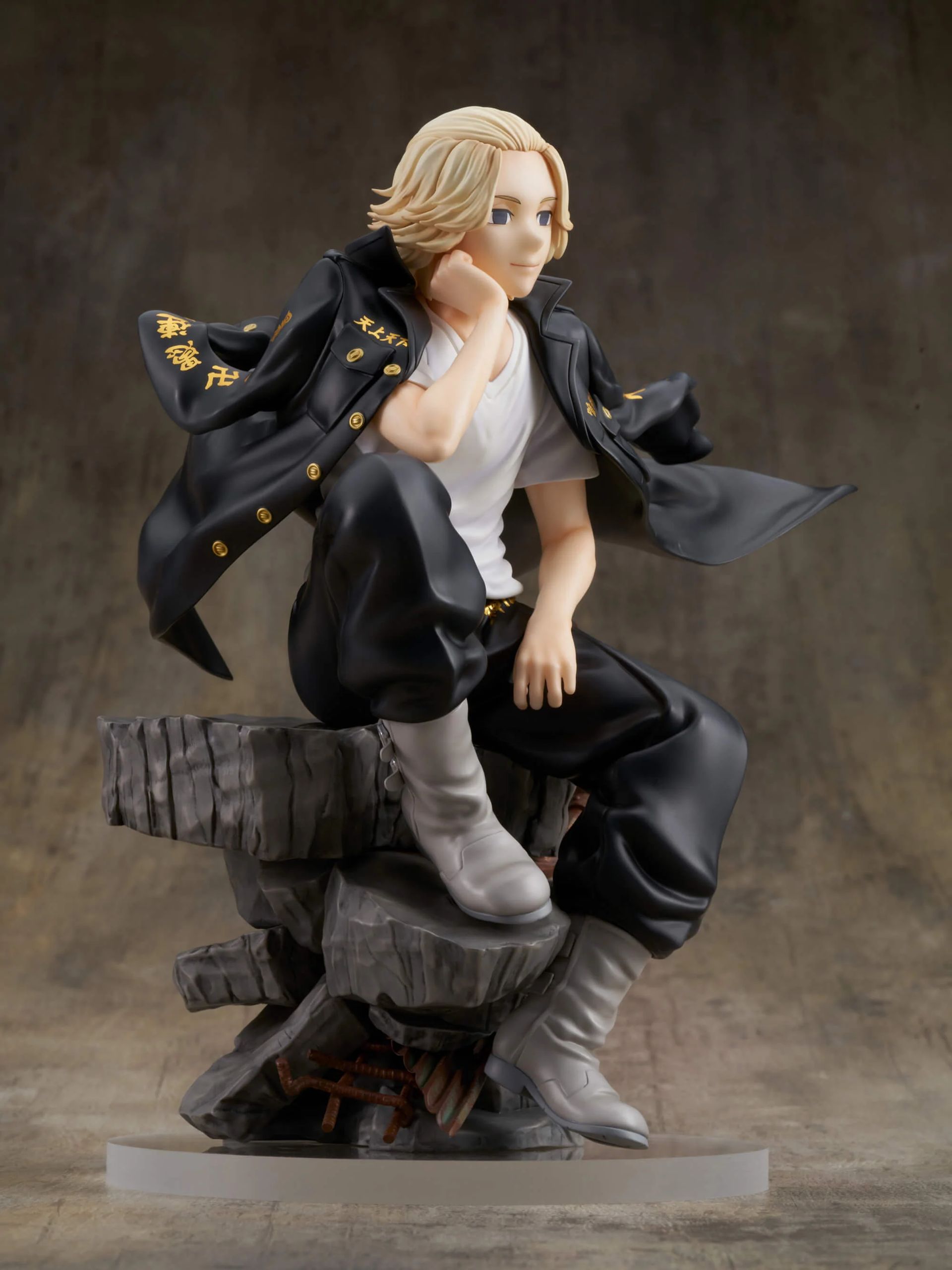 特徴的な美しいブロンドヘアは造形で細かいレイヤーを再現。風になびいた際の透け感をイメージして、毛先の色味も少し変えられている