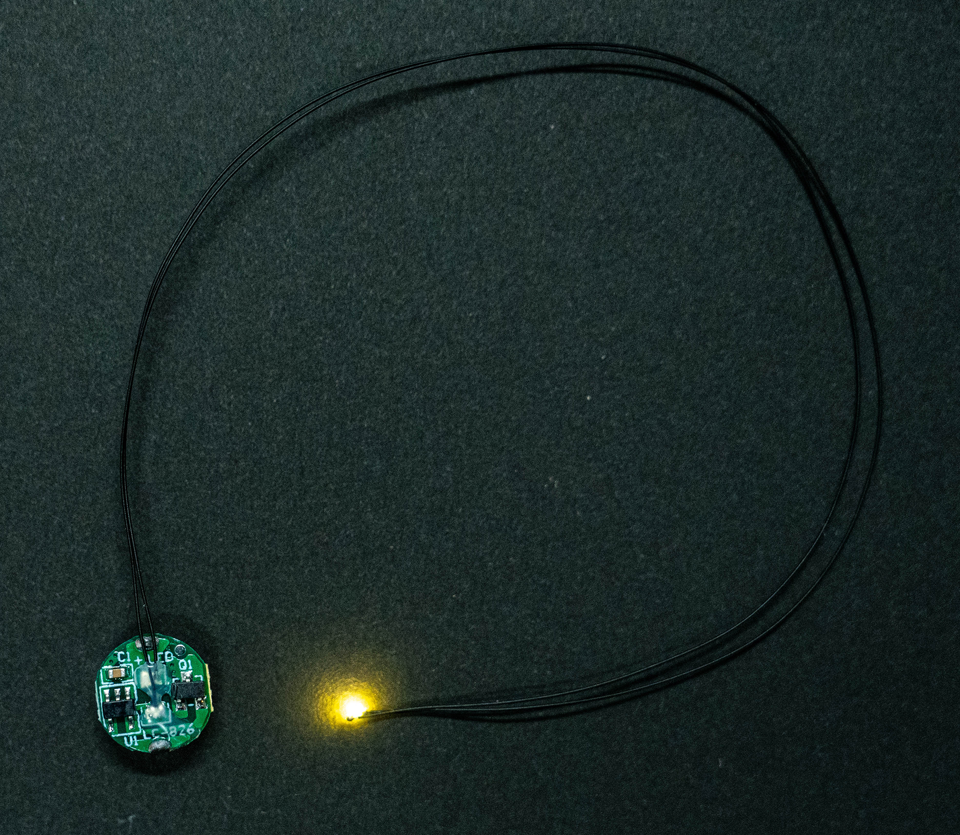 リード線の長さは約20㎝なのでプラモデル内部に容易に組み込める