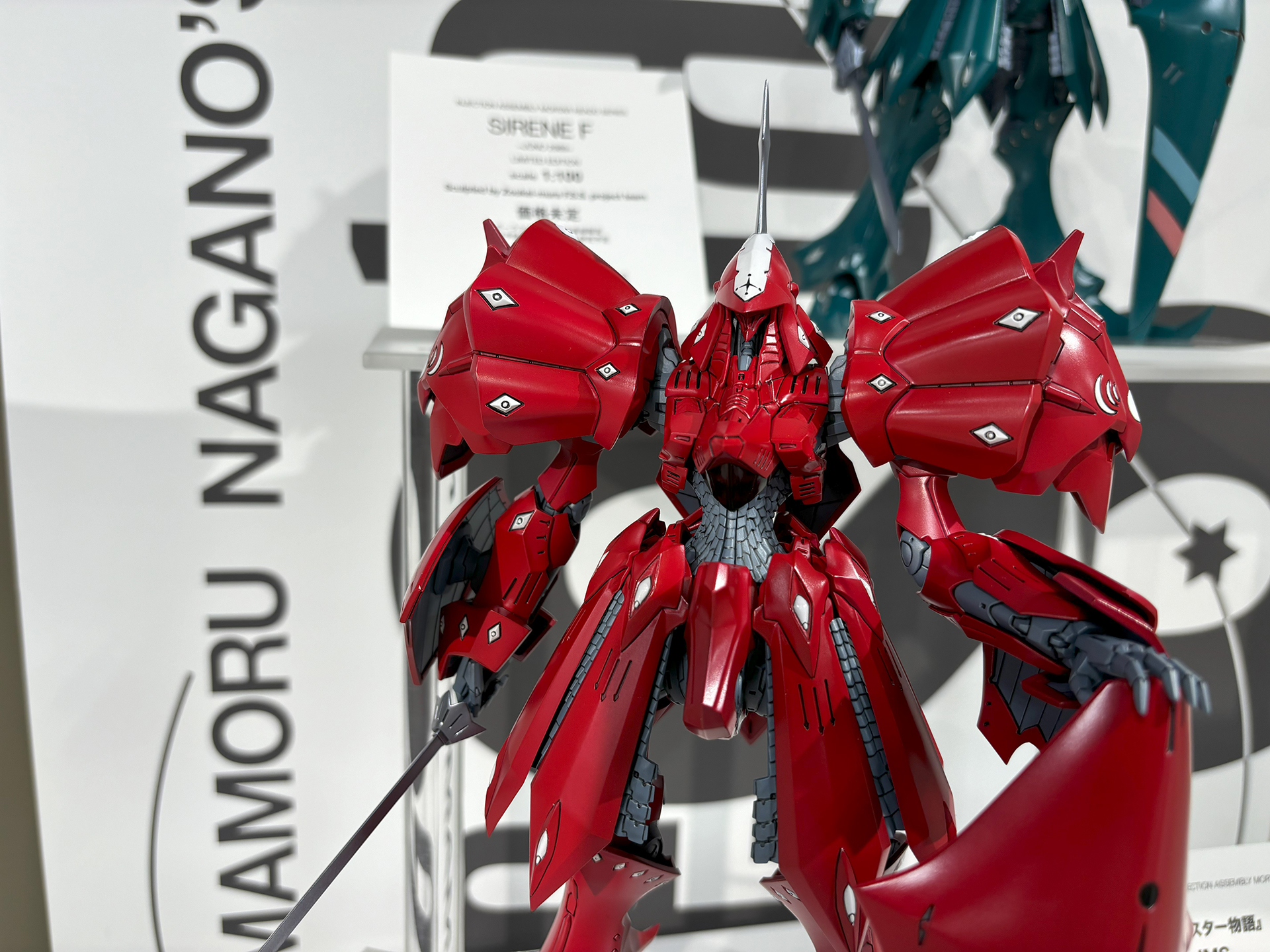 大きく広がった威圧的なシルエットの装甲を纏ったサイレンF。防御力に秀でる印象がある