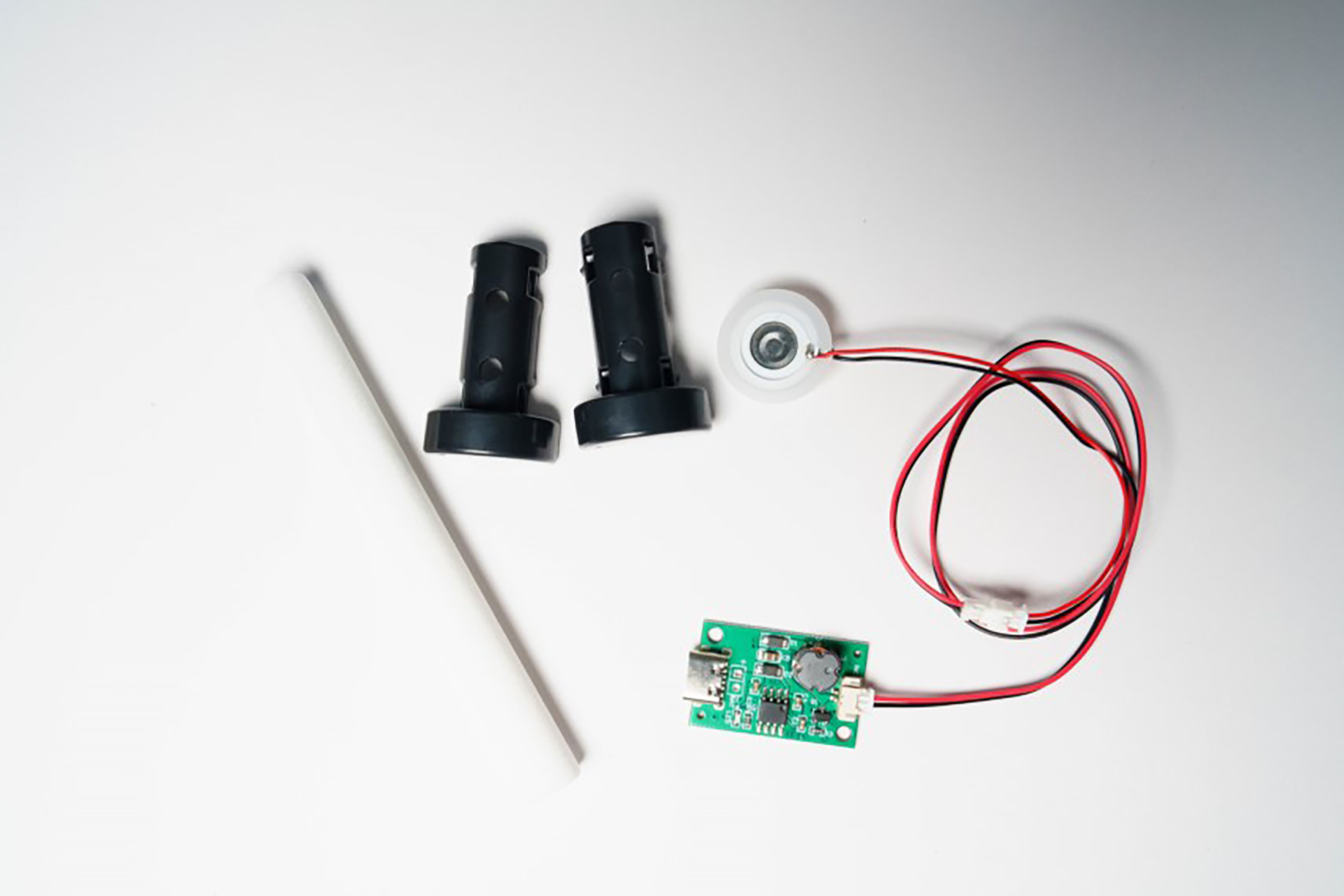 ユニットは基板とトランスデューサ、給水芯とそれを支える黒い樹脂パーツで構成される