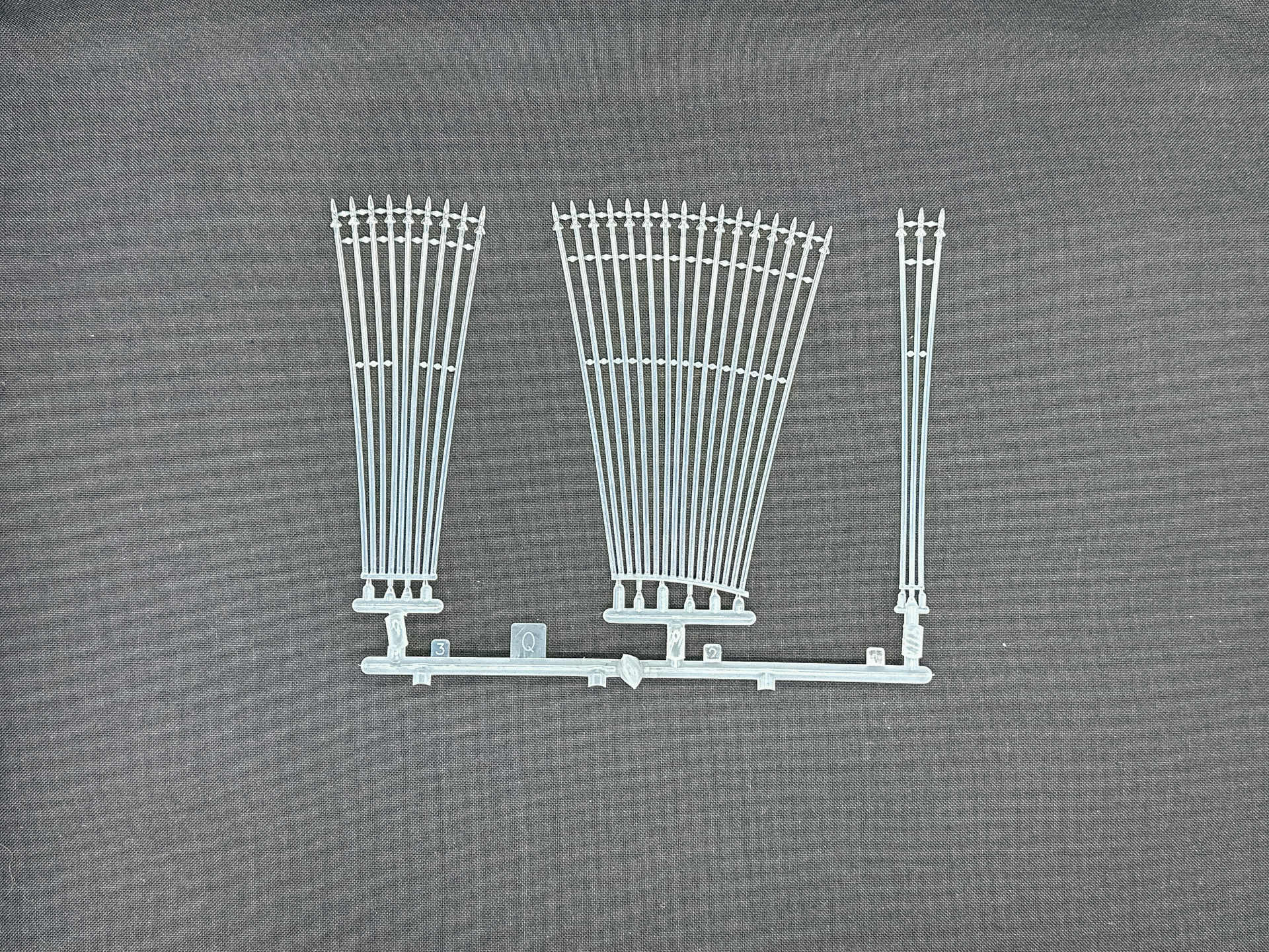 Qランナー。F、P、Q、PCランナーは同一形状のものが複数枚付属します。