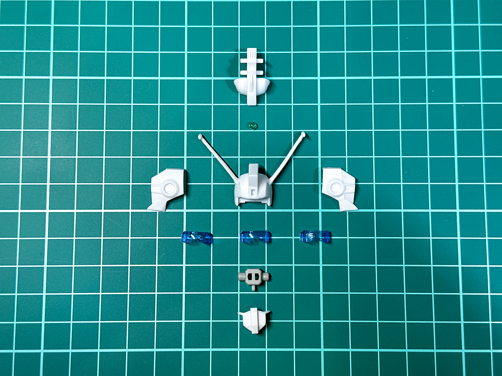 組み立て前の頭部パーツ。全10パーツにて構成されています。