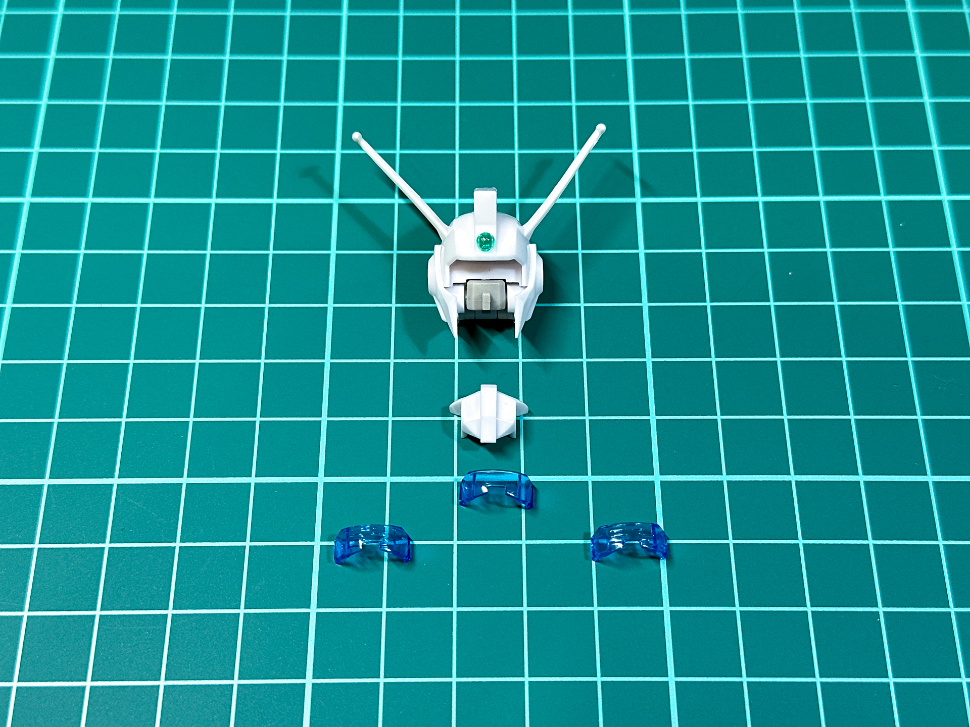 バイザーパーツはマスクパーツを取り外すことで交換可能です。