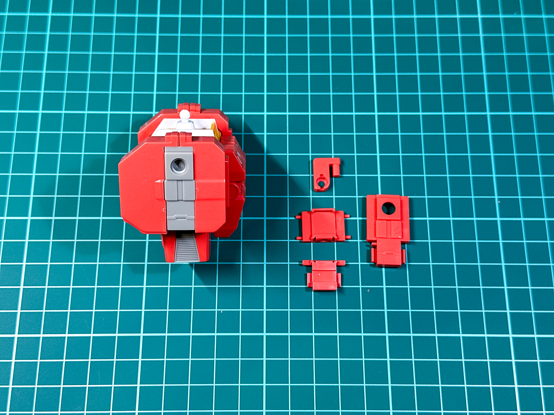 脇のフレームカラーはアニメカラーver.では赤、腰のダクト部のみグレーとなります。