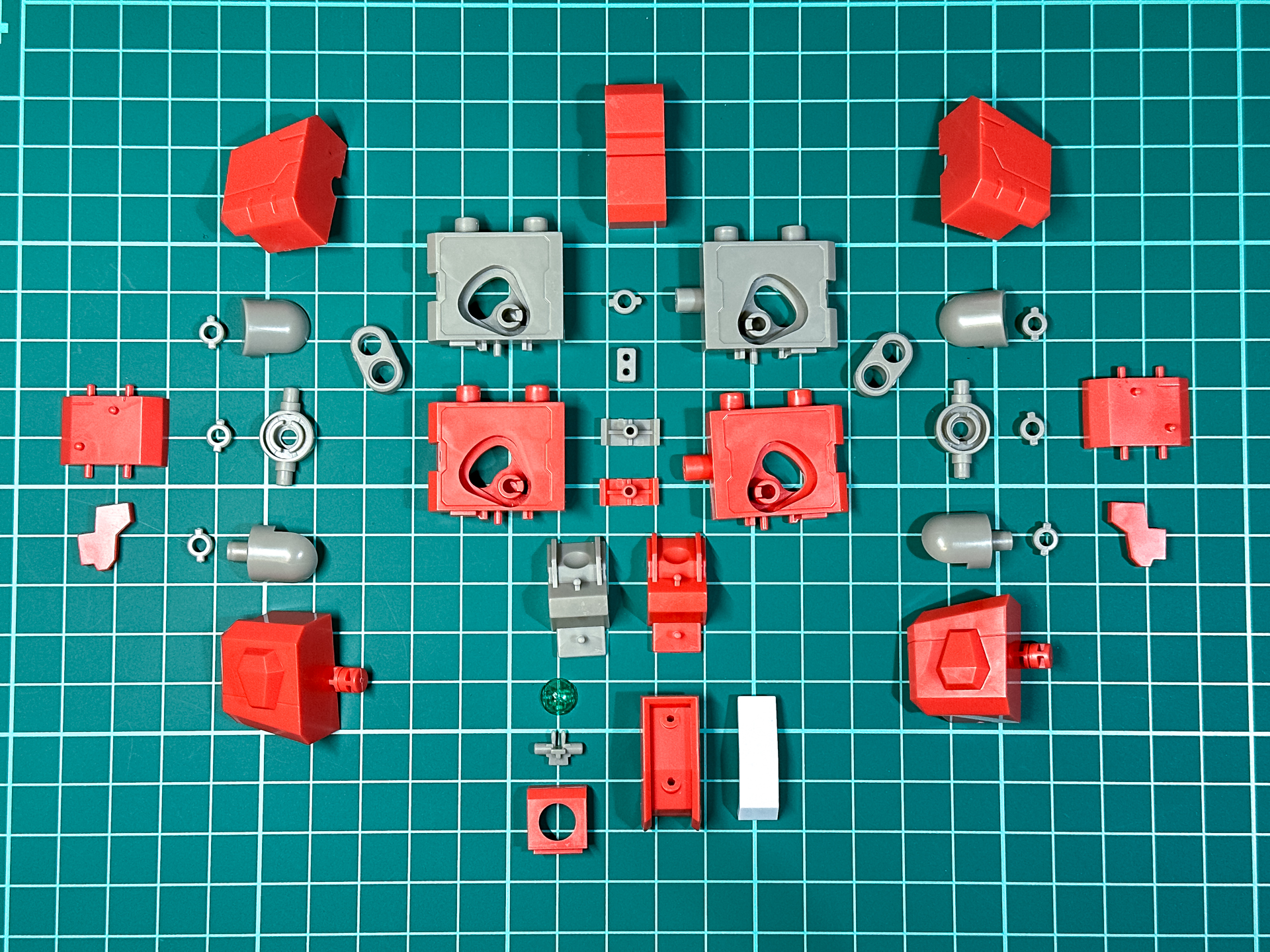 組み立て前の腰部パーツ。全38パーツにて構成されています。