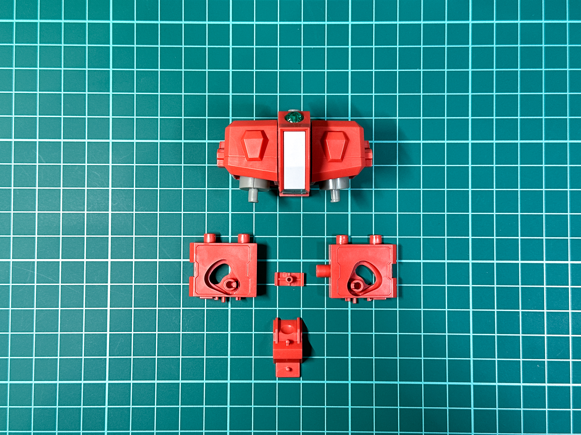 組み立てが完了した腰部パーツ。内部フレームはアニメカラーver.では赤いパーツを使用します。