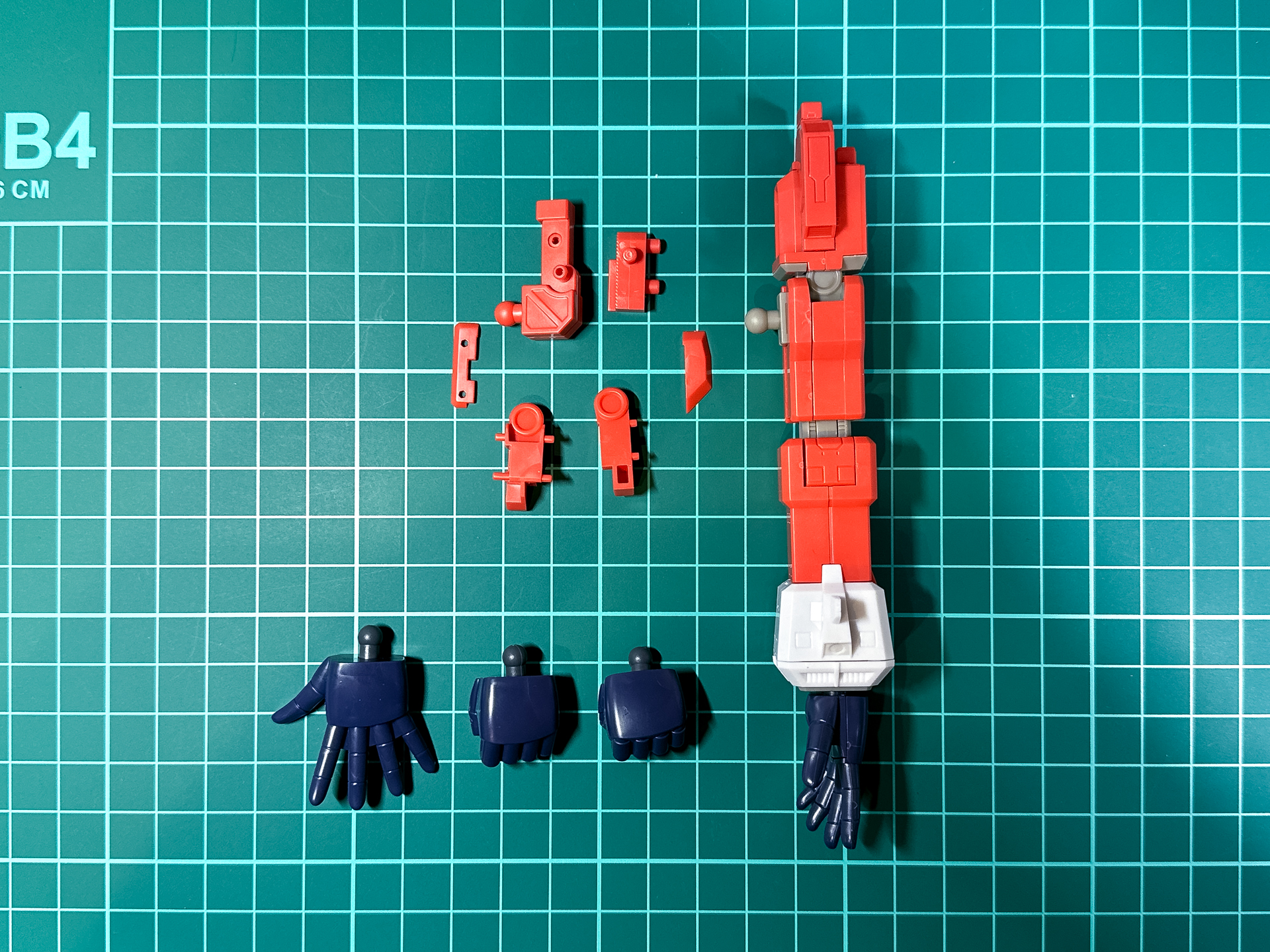 組み立てが完了した腕部パーツ。肩部のグレーはアニメカラーver.では赤いパーツを使用します。交換用手首パーツは4種類から選択可能です。