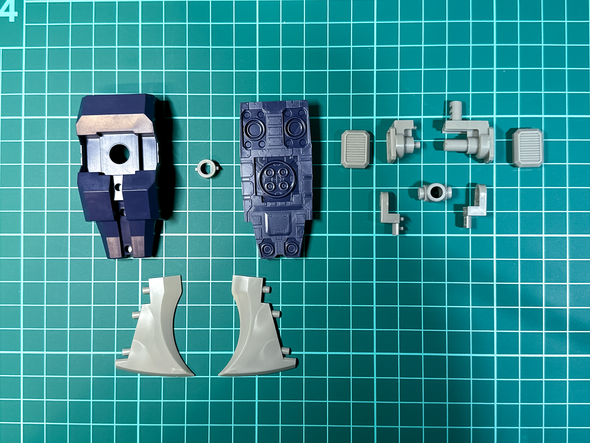 組み立て前の足部。全12パーツにて構成されています。