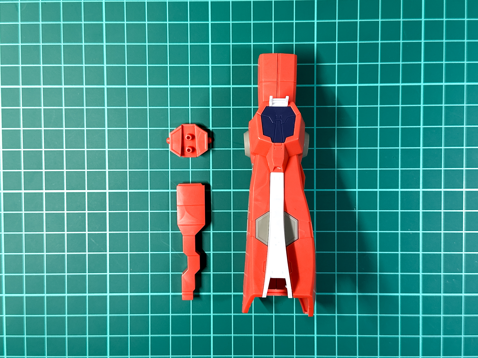 アニメカラーver.で赤いパーツを使用するのは脹脛内側と脛にある脚部フレームです。