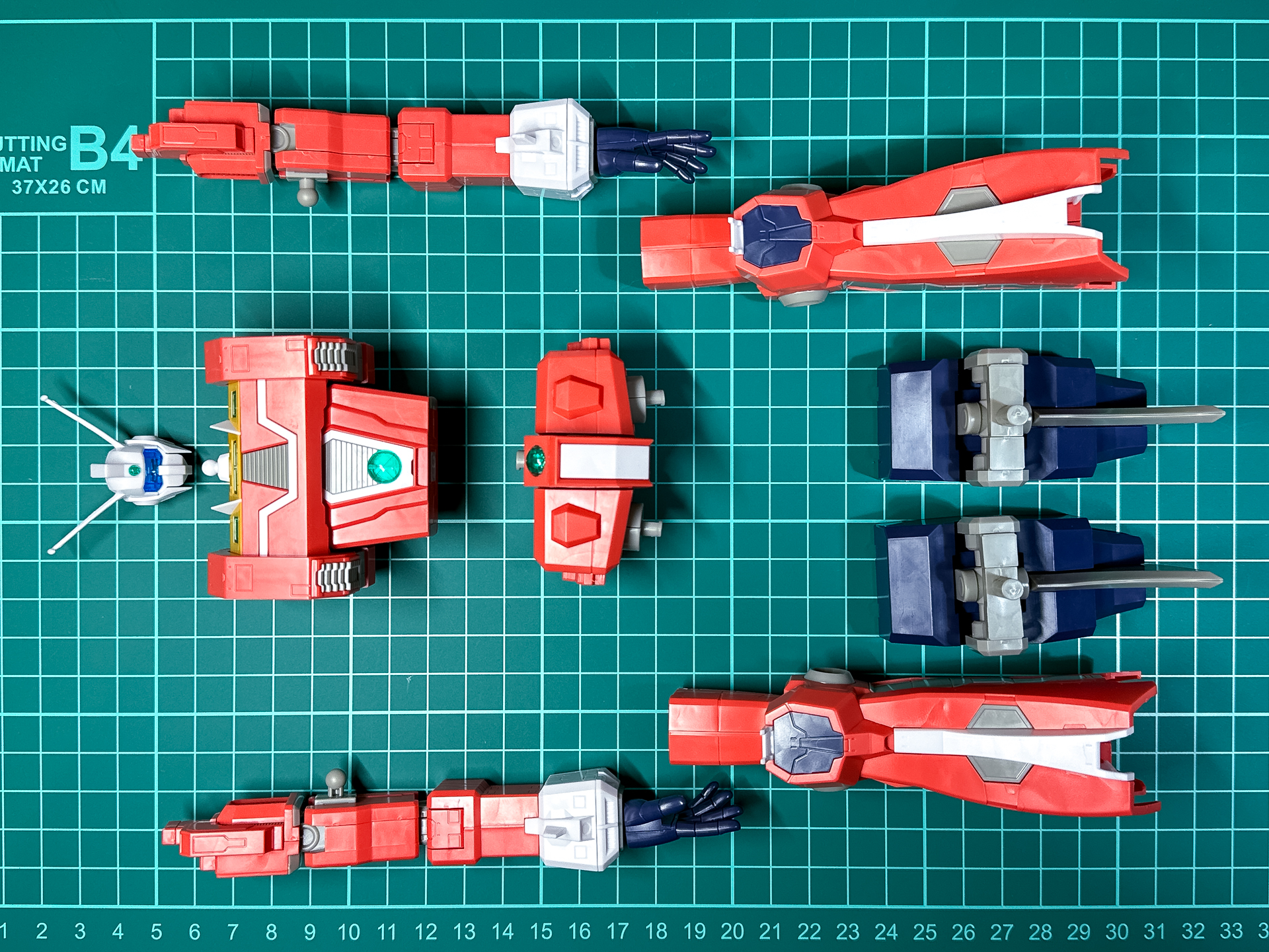 一体化前のイデオン。頭部、肩部の接続はボールジョイント、その他は軸による接続となっています。