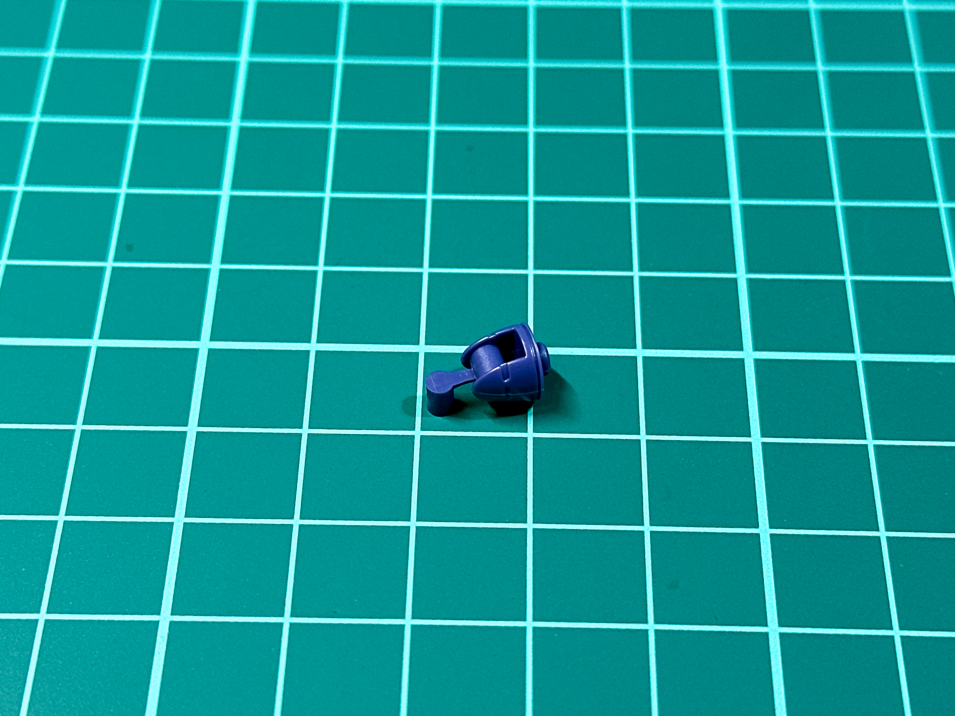 脚部パーツのゲートは奥まった個所に有るのでナイフによる処置が必要です。