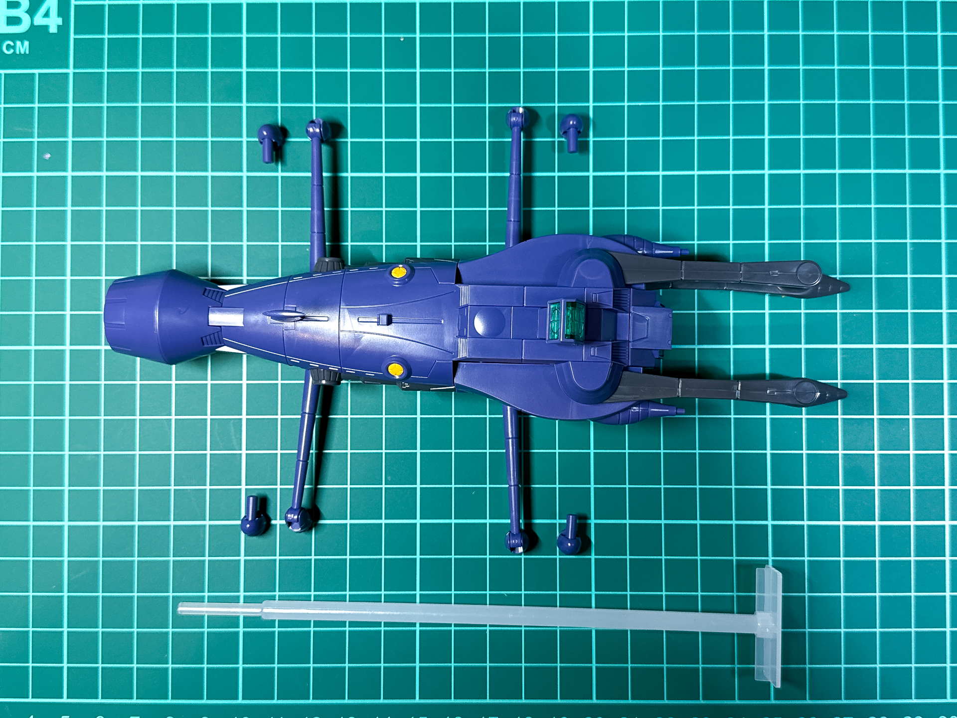 組み立てが完了した波動ガン。脚部パーツは展開時と収納時の2種類が付属します。