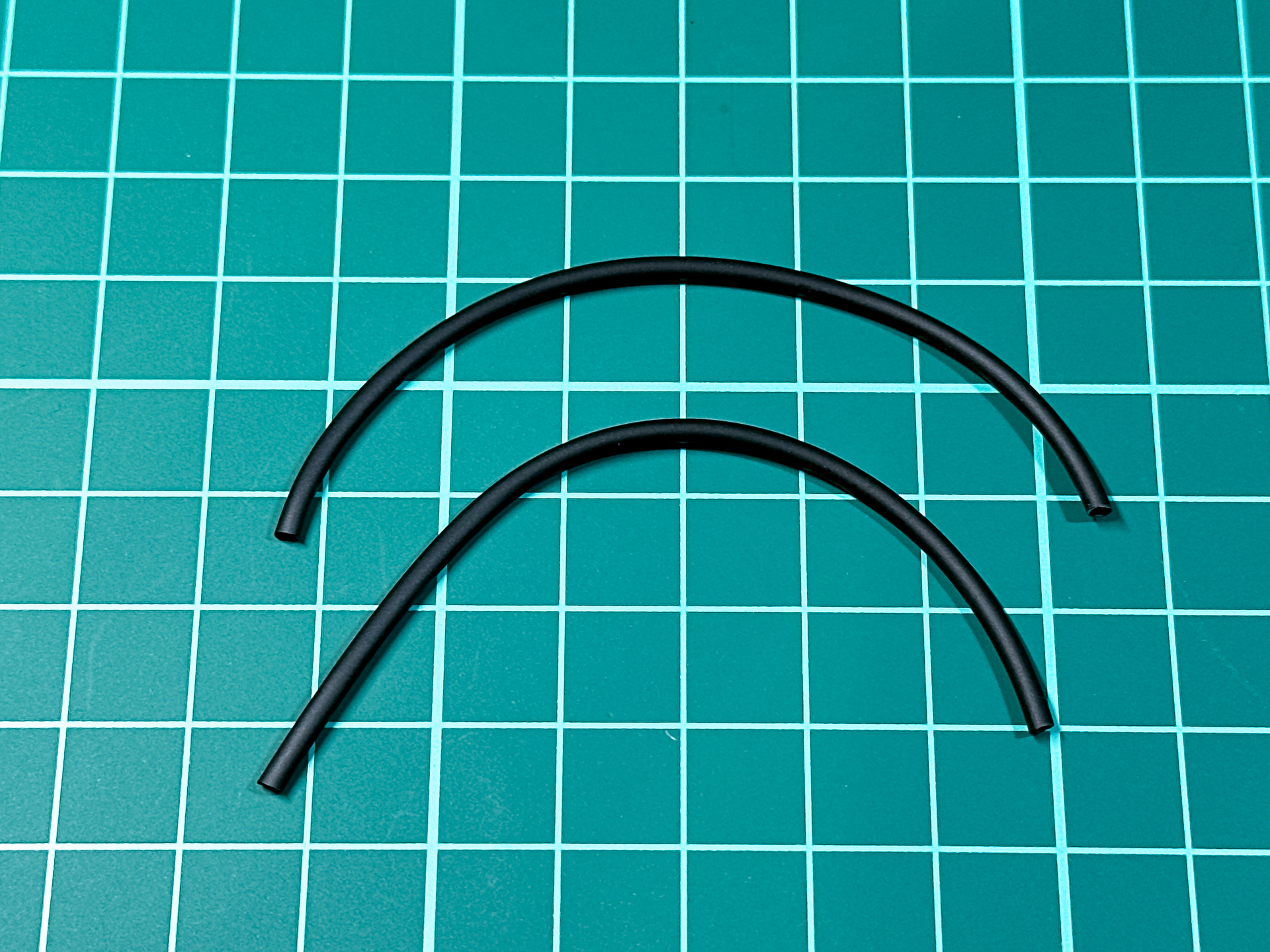 波動ガンとイデオン本体を接続する動力パイプは90mmサイズにカットします。