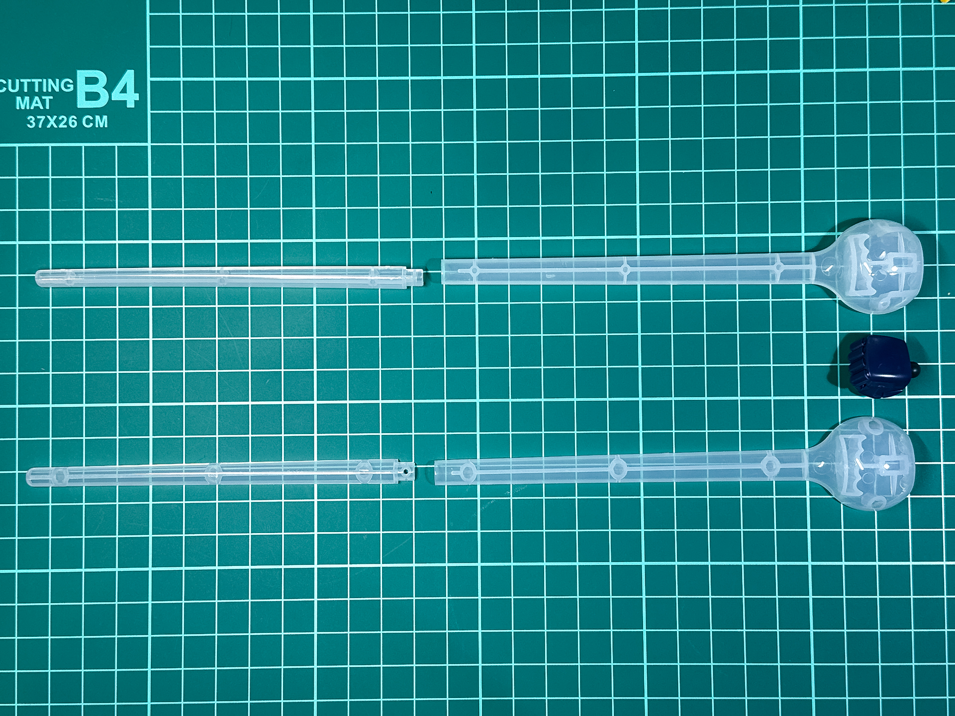 組み立て前のイデオンソード。左右各4パーツにて構成されています。
