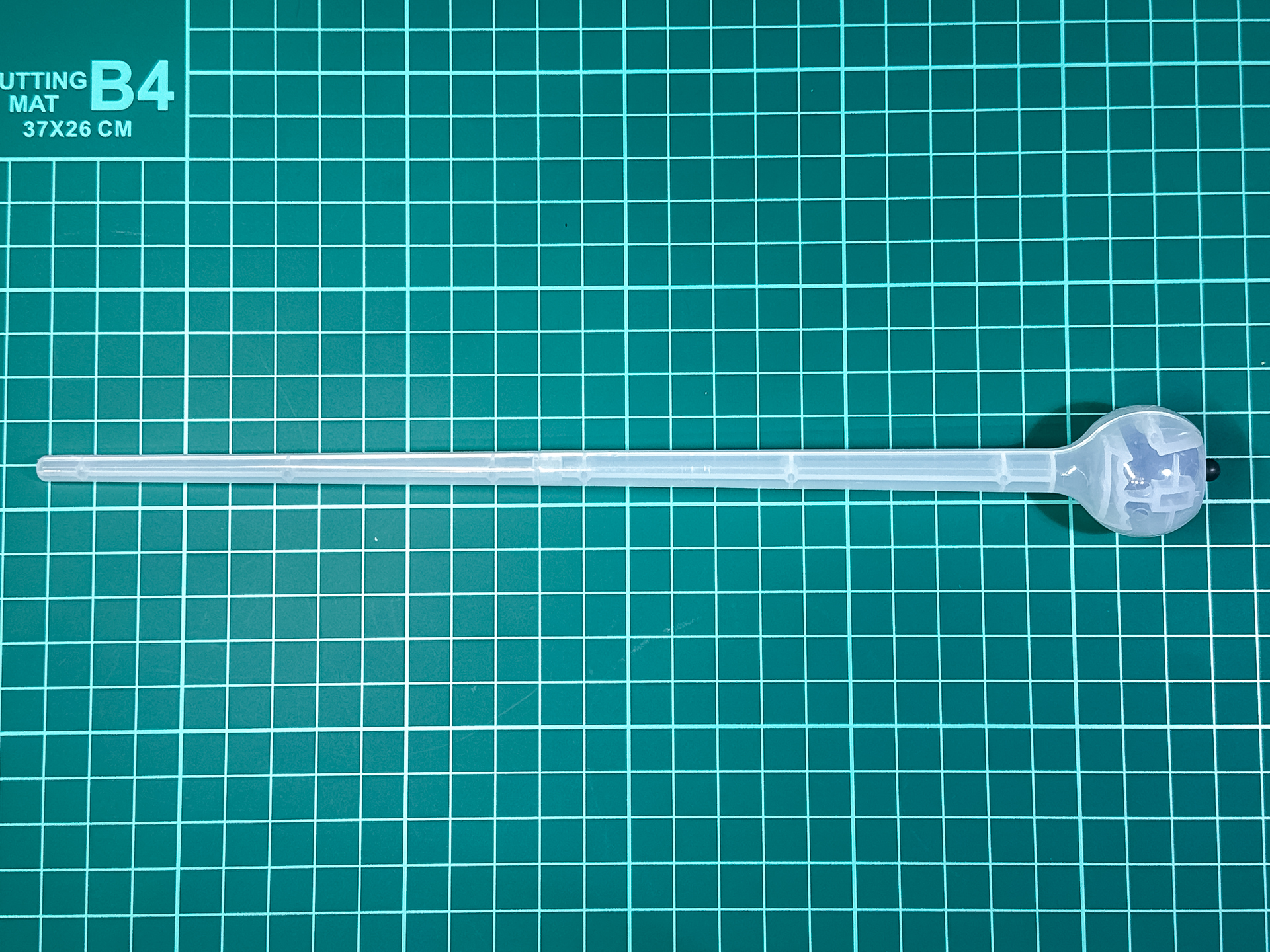 組み立てが完了したイデオンソード。全長約260mmとなっています。