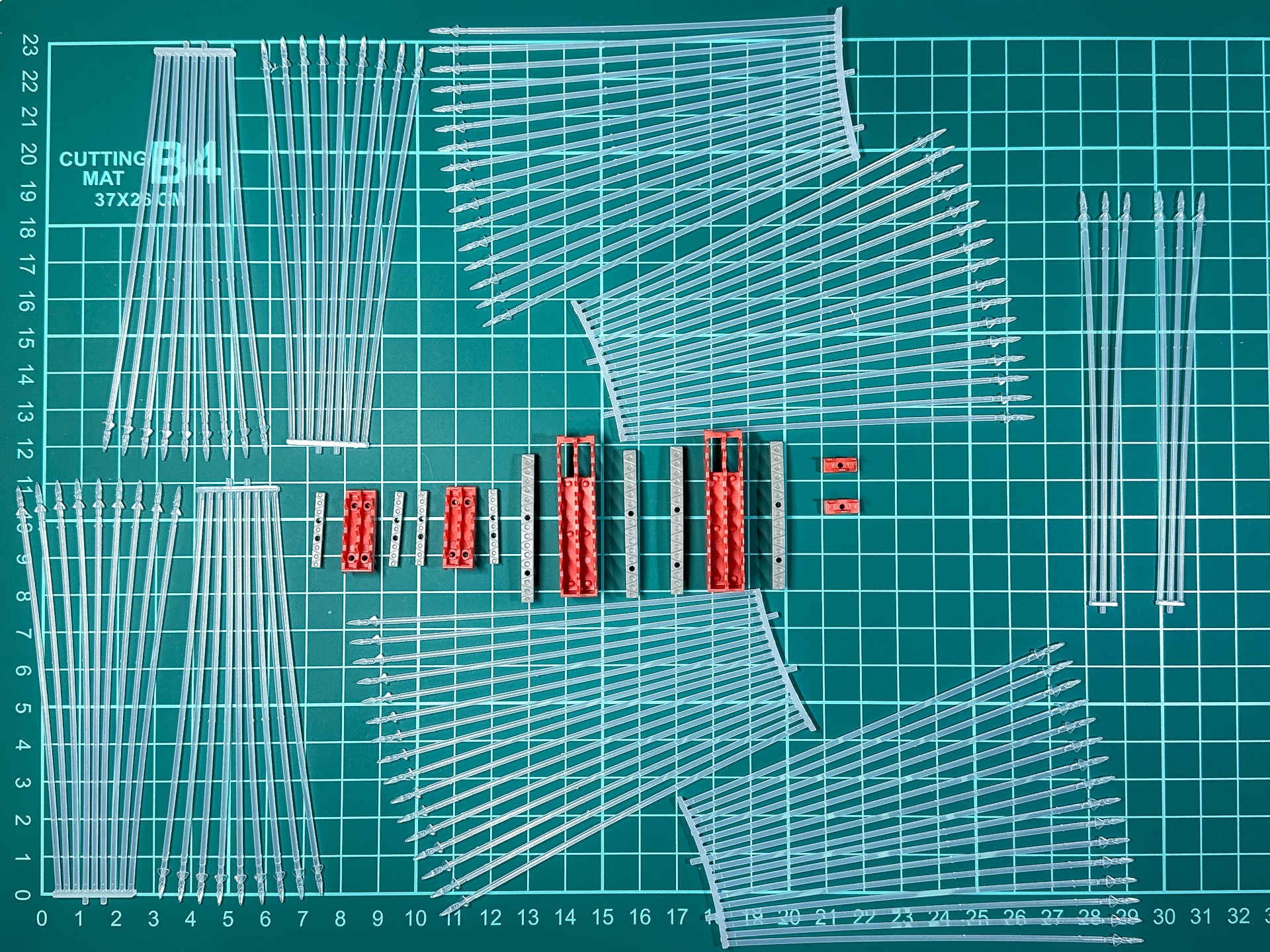 組み立て前のミサイルエフェクトパーツ。全24パーツで構成されています。