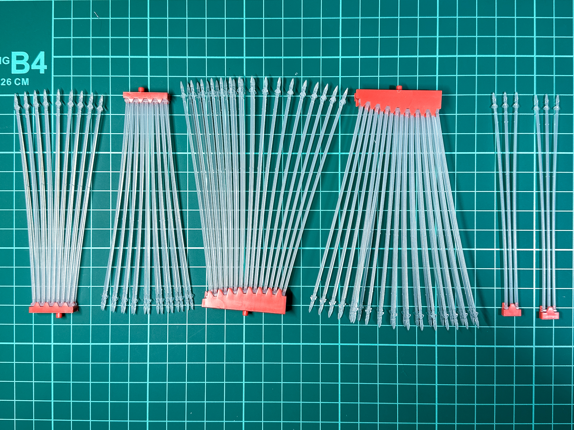 組み立てが完了したミサイルエフェクトパーツ。全106発のミサイル発射シーンが再現可能です。